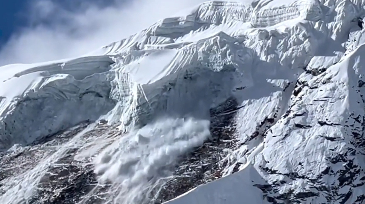 दार्चुलाको व्यासमा हिमपहिरो, यार्सागुम्बा सङ्कलक बसेका त्रिपाल हिउँले पुरिए