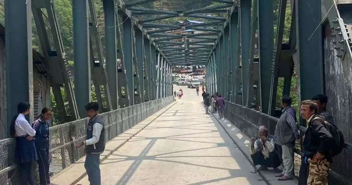 पुलको नट बोल्ट भाँचिएपछि सवारीसाधन आलोपालो चलाउँदै