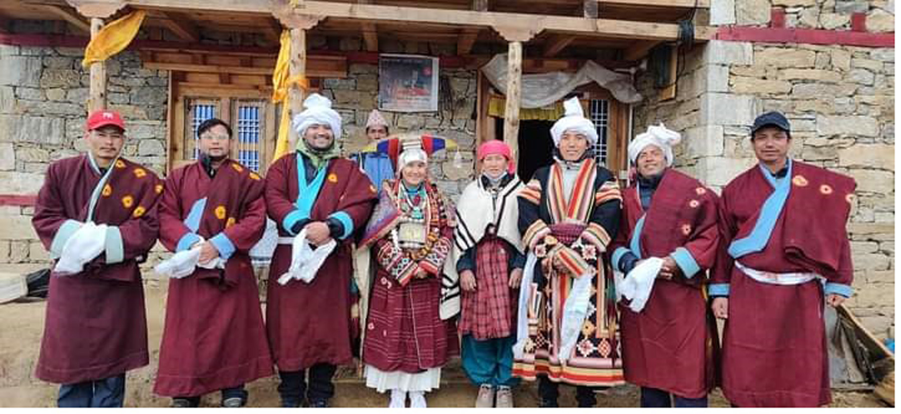 माने पर्वमा धातु कपडामा सजिएका युवायुवती