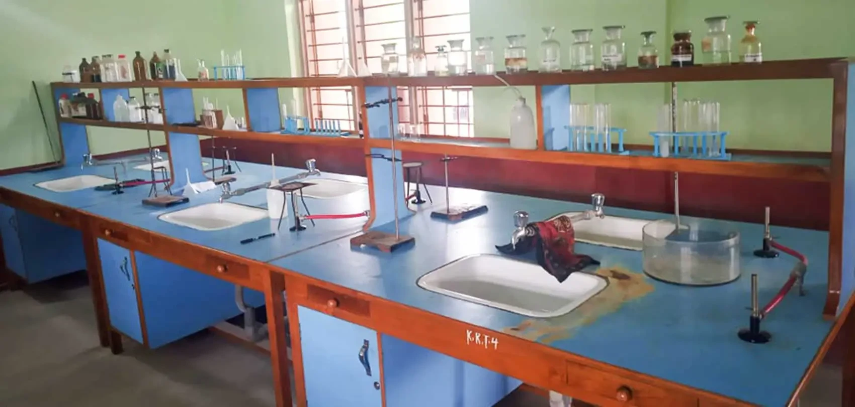 ग्रामीण विद्यालयमा विज्ञान प्रयोगशाला