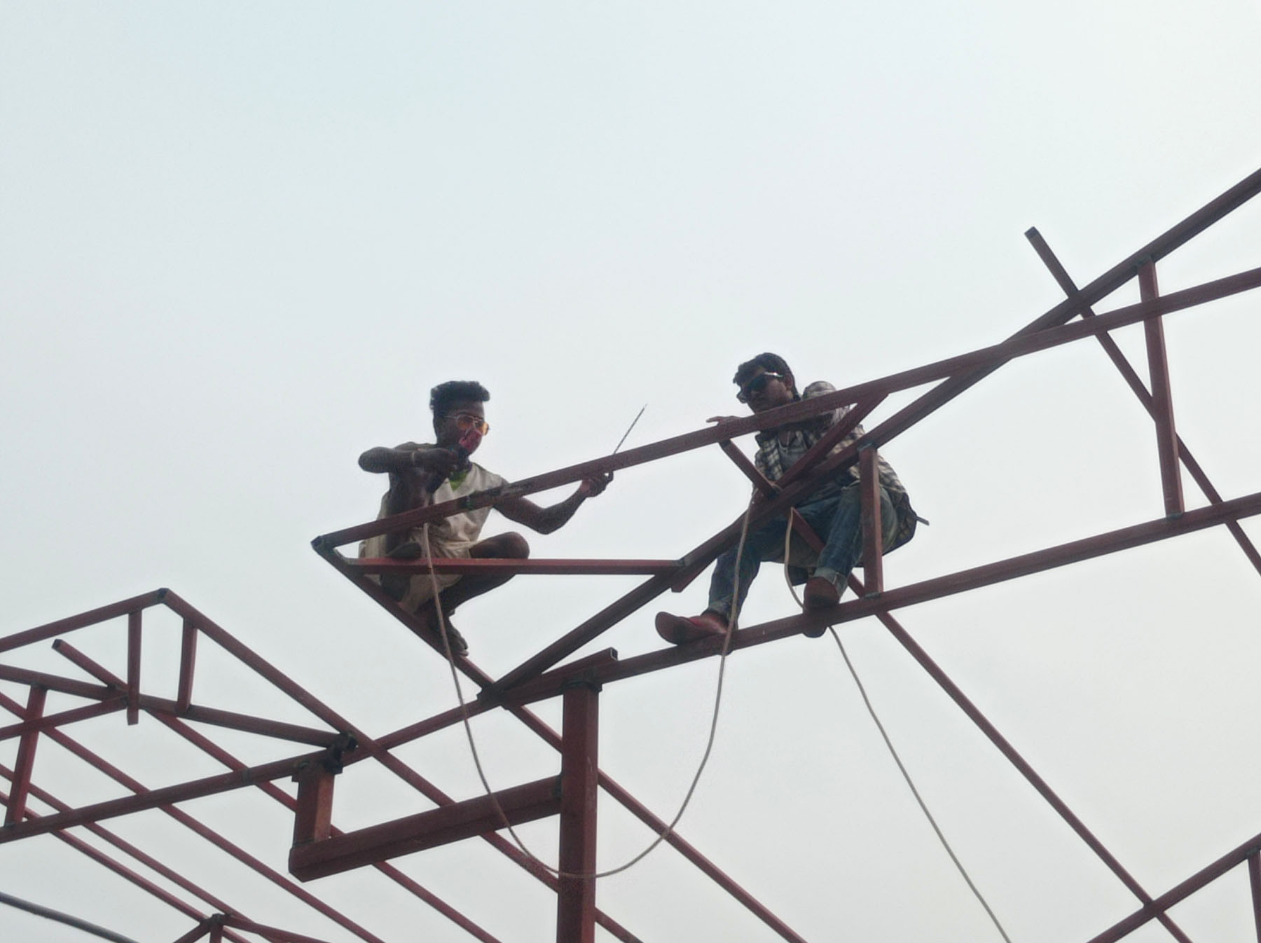 जोखिम मोलेर कम गर्दै श्रमिक