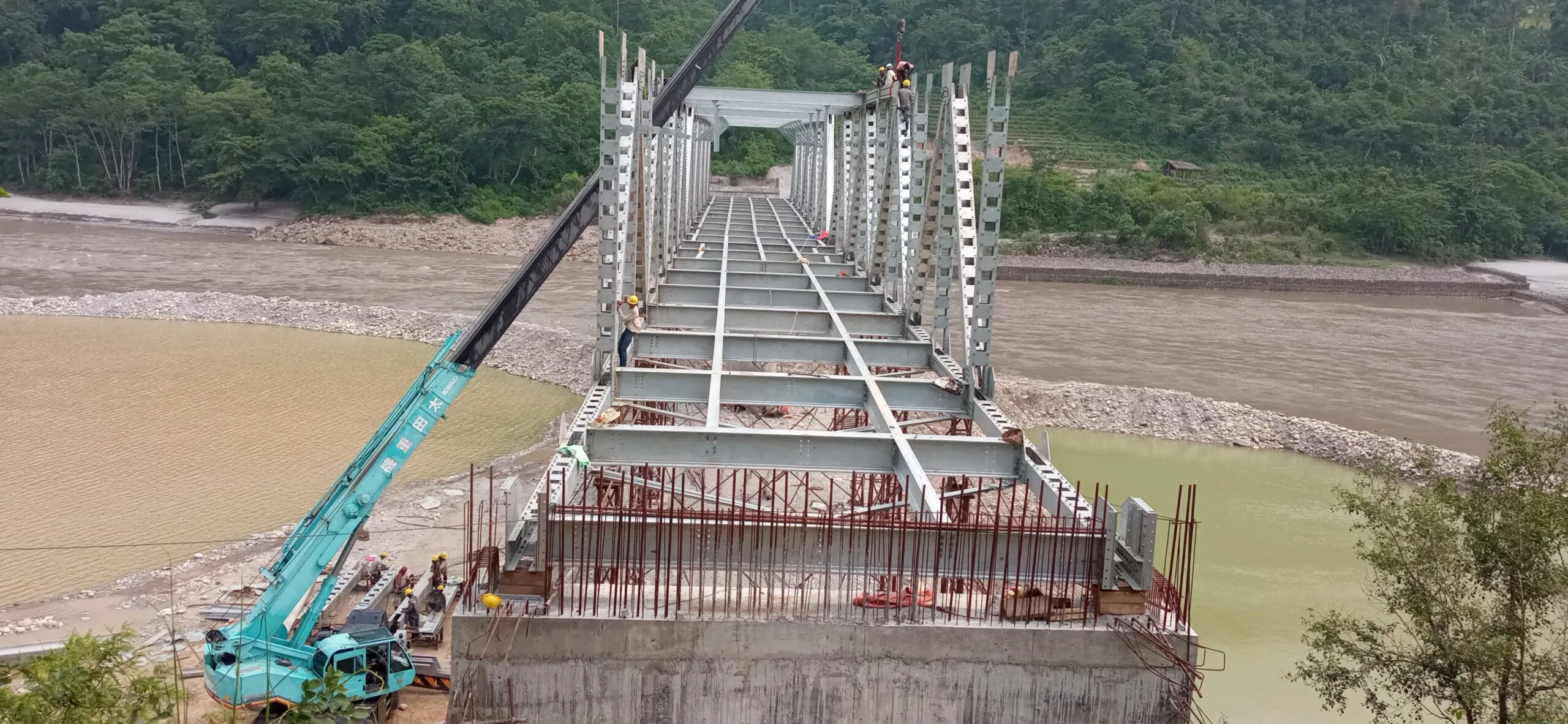 ठेकेदारको लापरवाहीले पुल अधुरै