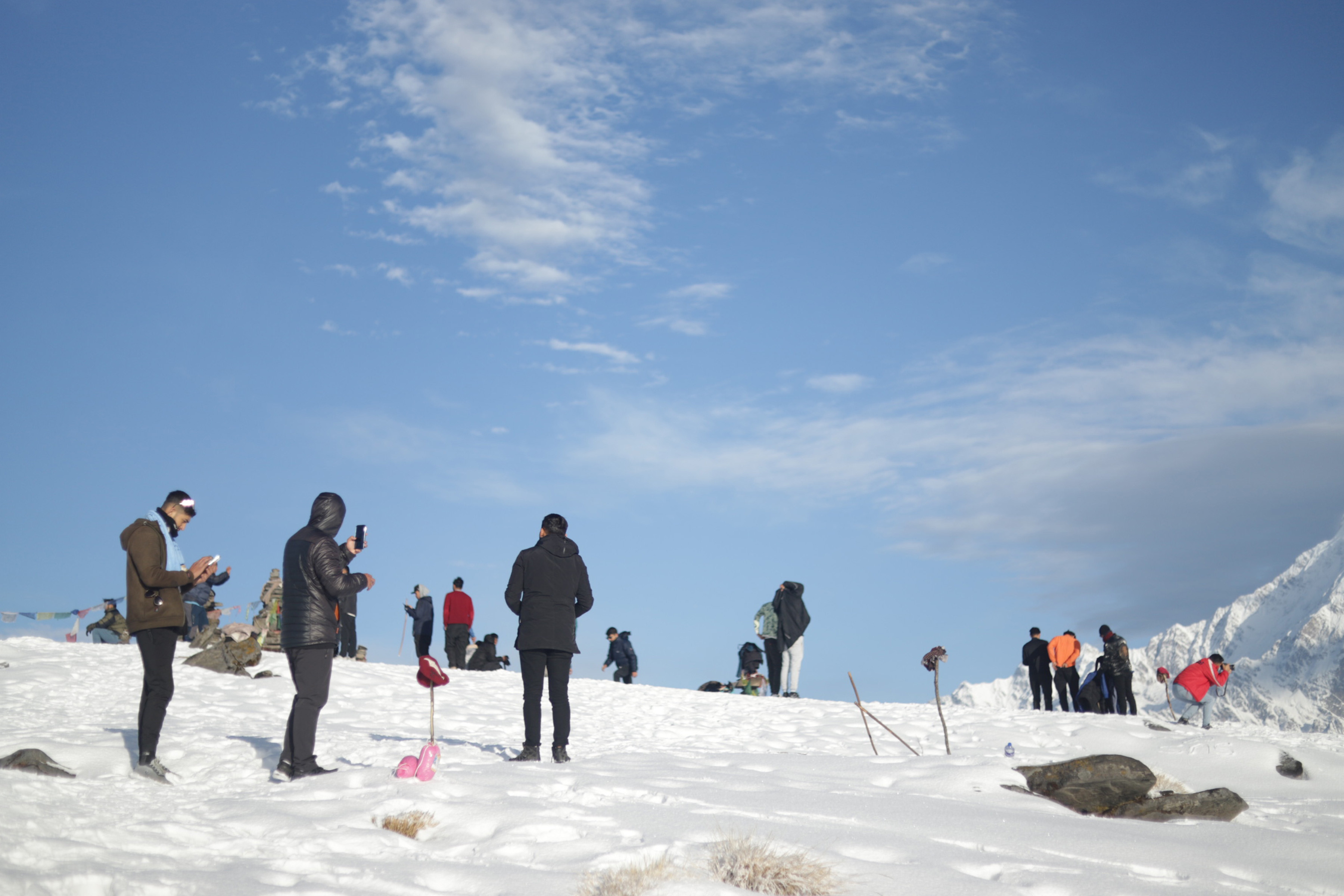 हिउँ खेल्न कोर्चाडाँडा पुगेका पर्यटक