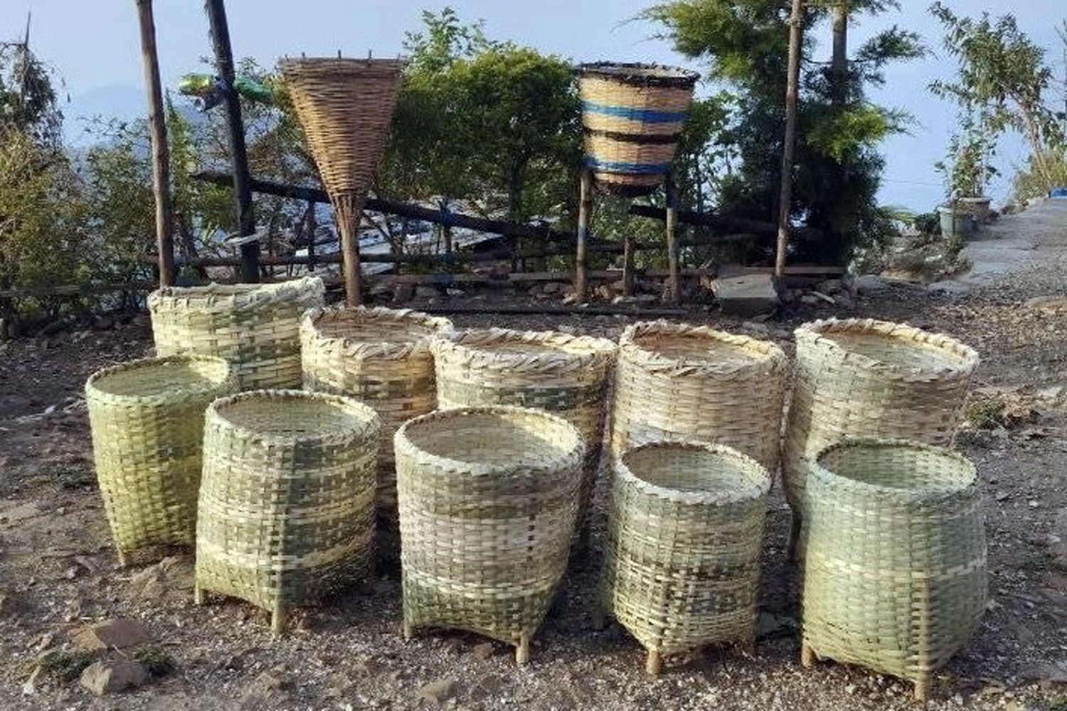 विद्यालयलाई बॉसबाट निर्मित डस्टबिन