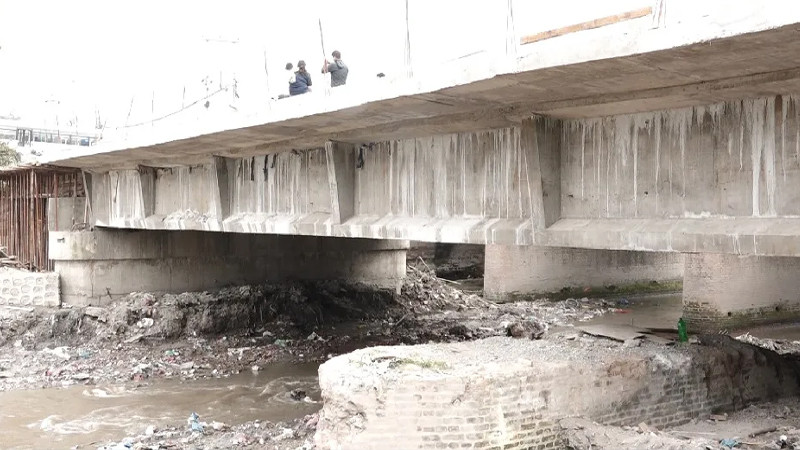 एक दशकमा पनि बनेन टेकुको पुल