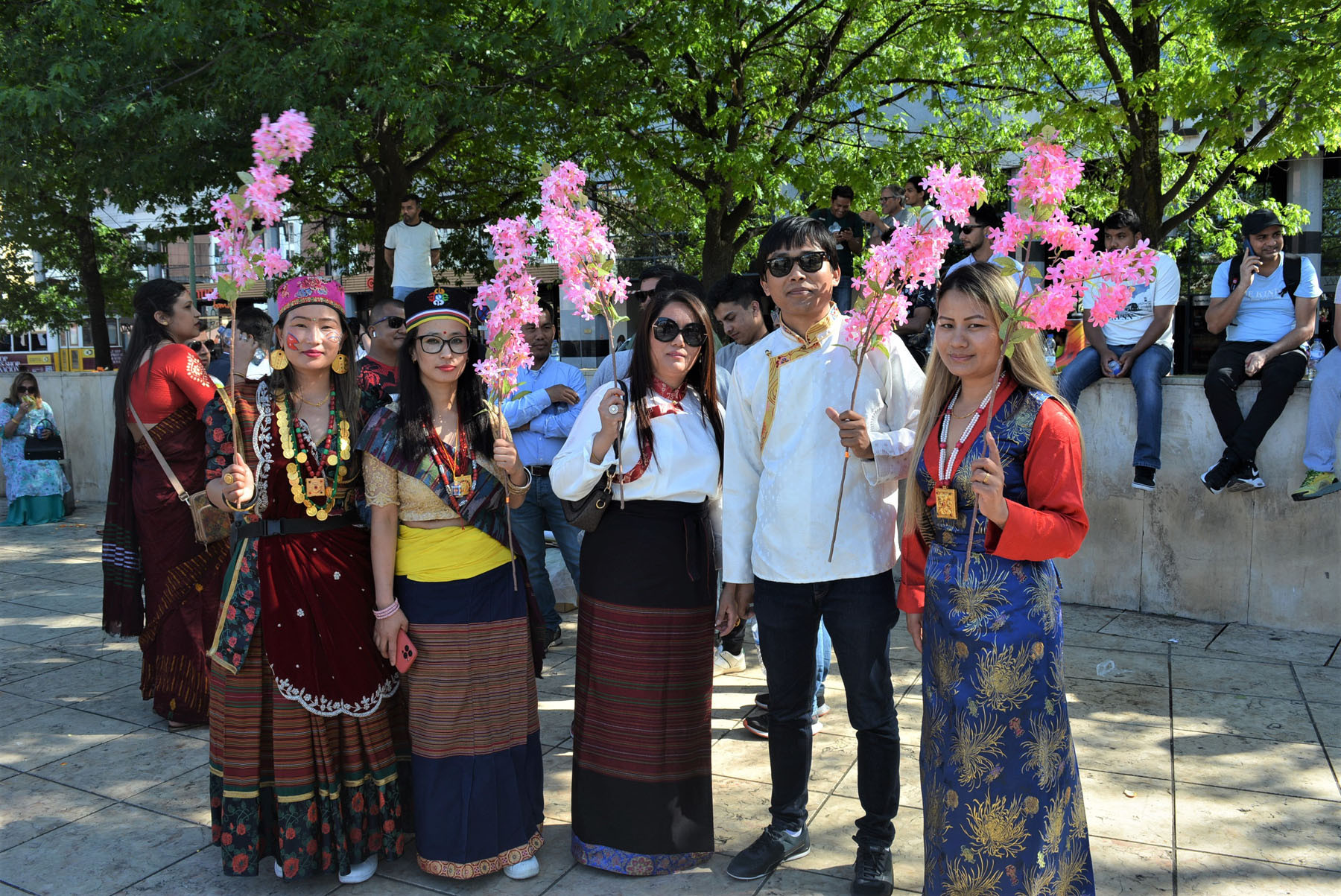 सांस्कृतिक वेषभूषामा सजिएका नेपाली