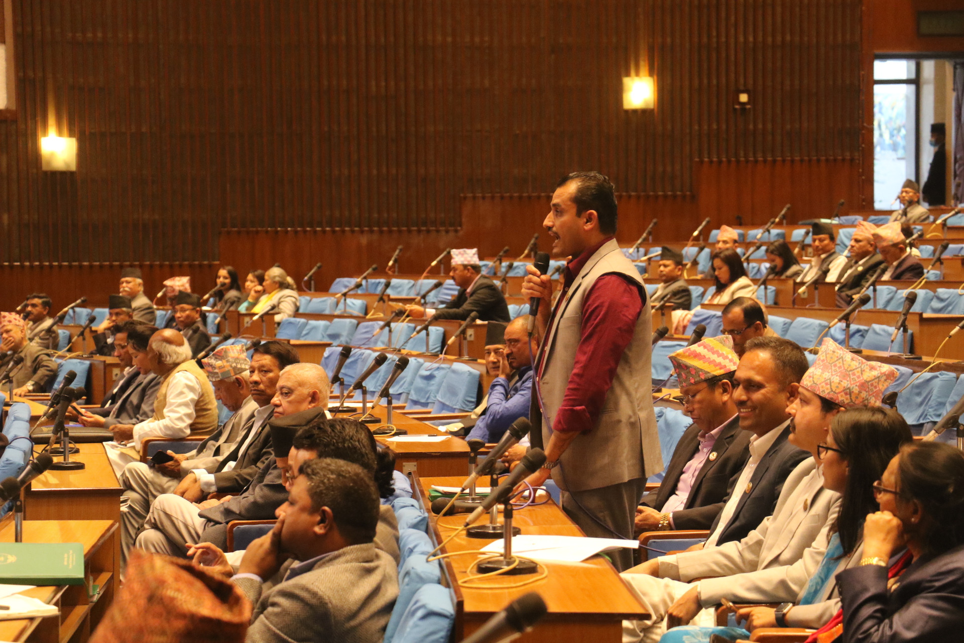 प्रतिनिधिसभाः एमाले अध्यक्ष ओलीमाथि भएको अभद्र व्यवहारप्रति ध्यानाकर्षण