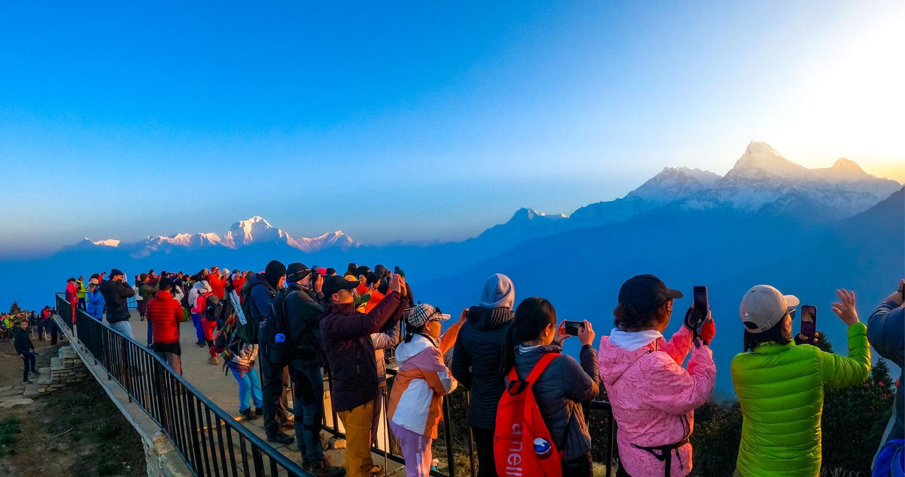 हिमशृङखला र सूर्योदयको अवलोकन गर्दै पर्यटक