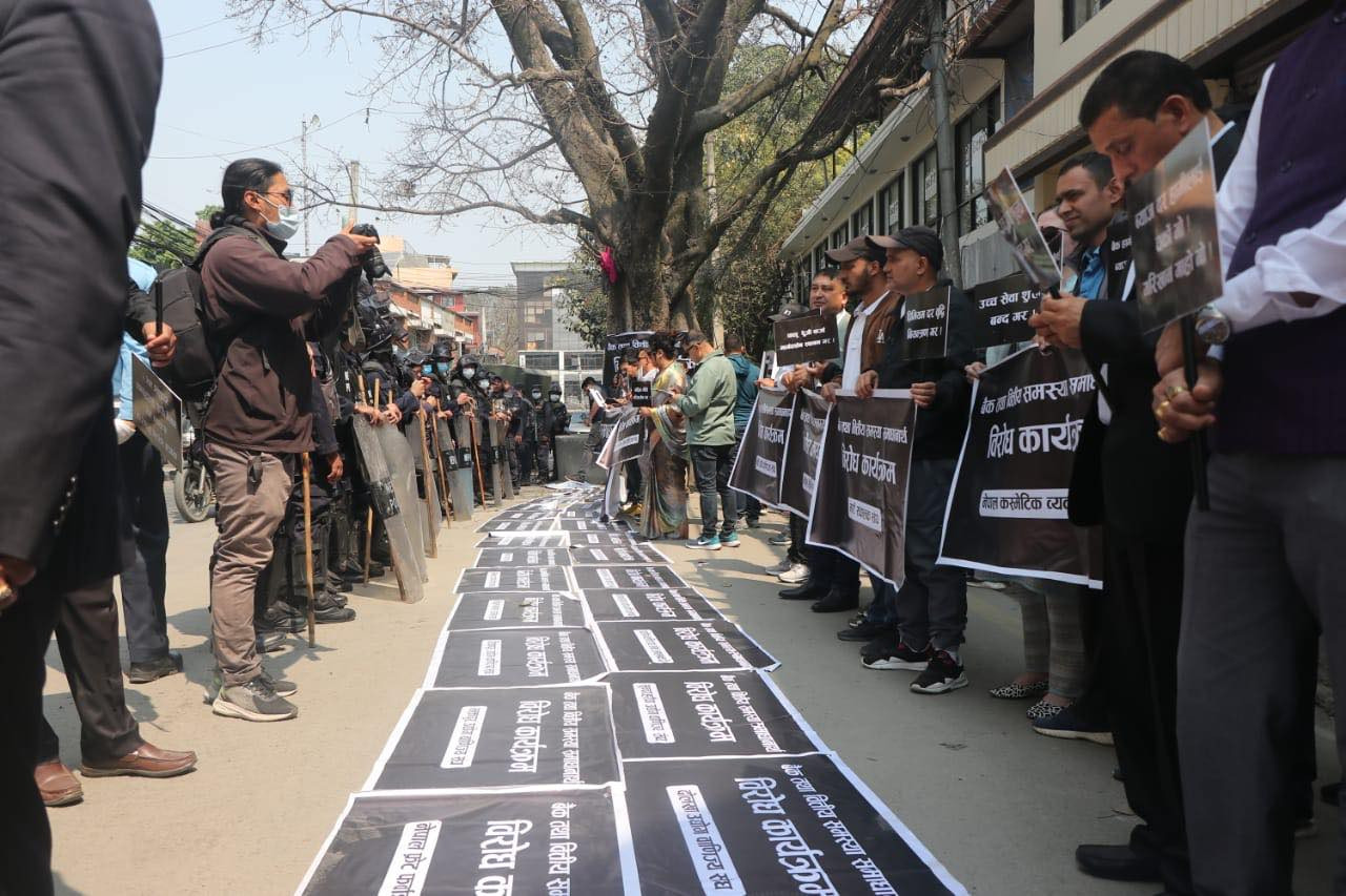 ‘ब्याज दर हामीलाई चर्को भो, गरिखान गाह्रो भो’ भन्दै व्यवसायी उत्रिए सडकमा (फोटो फिचर)