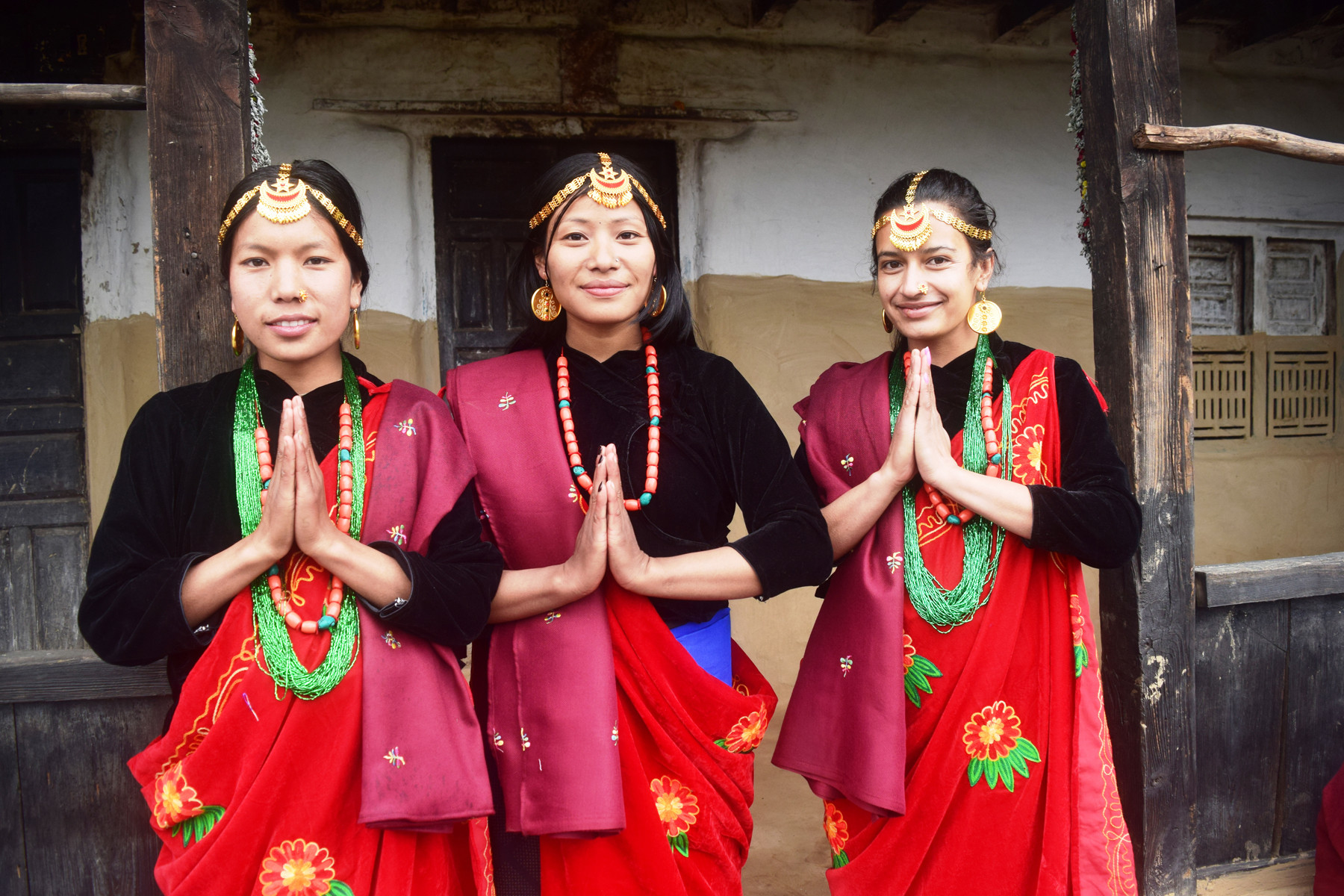 स्वागतमा लामबद्ध युवती