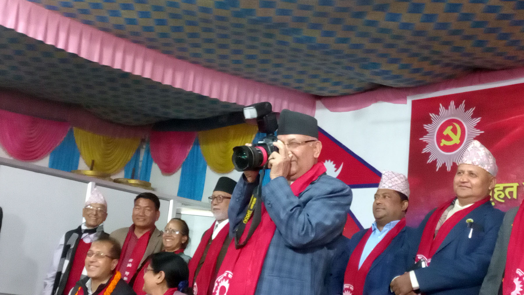 तस्बिर खिच्दै अध्यक्ष ओली