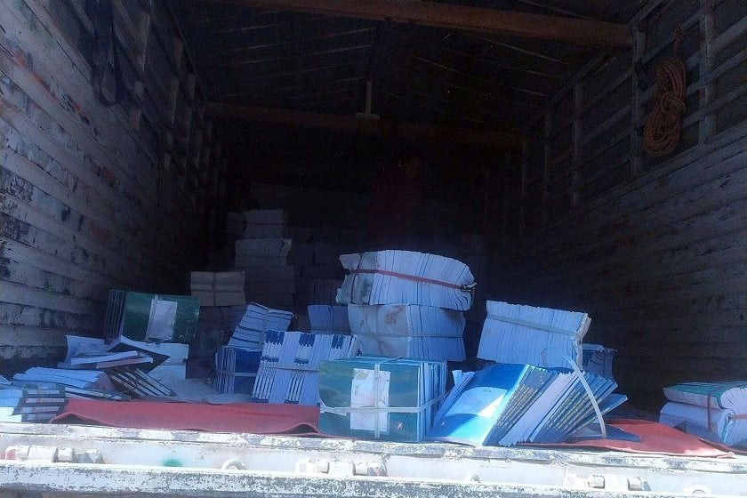 मनाङका विद्यालयमा पुस्तक पुर्‍याउनै सकस