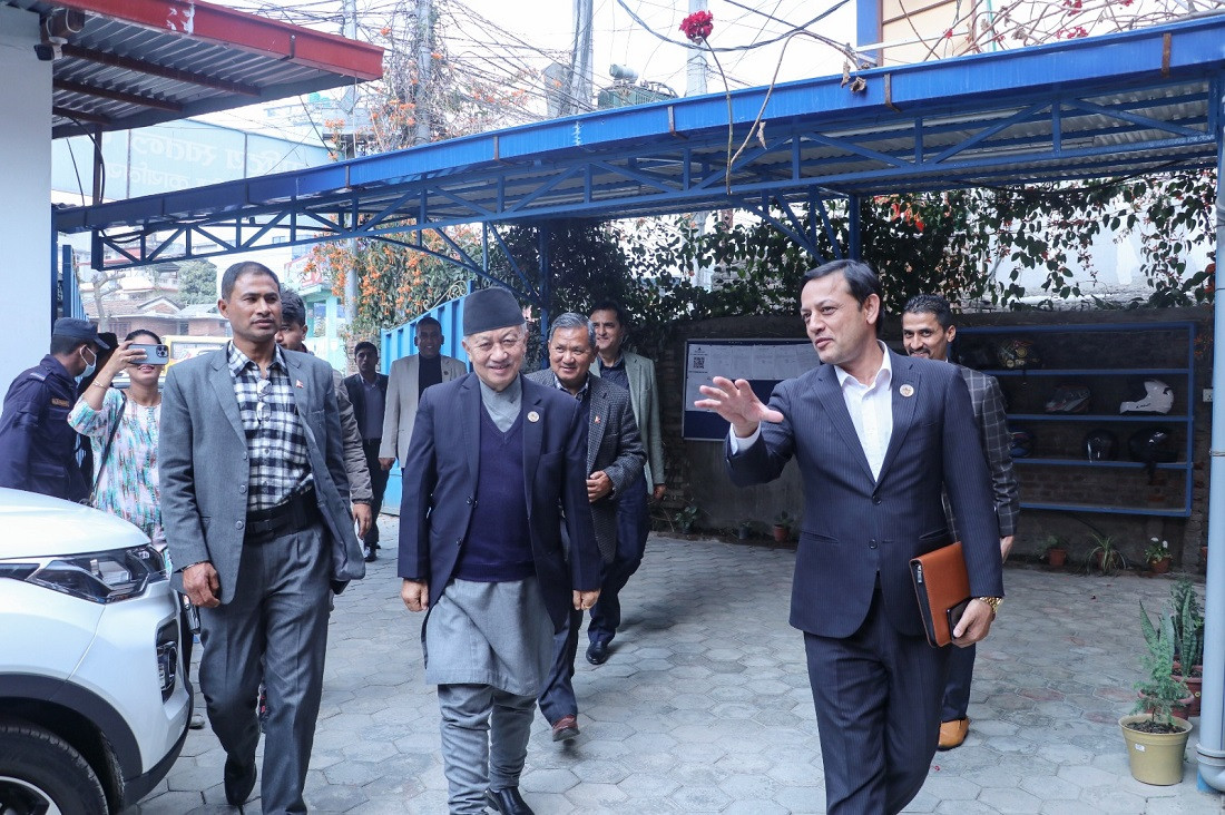 भाेट माग्दै एमालेका नेताहरू रास्वपाको कार्यालयमा