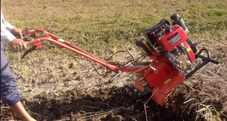 किसानलाई कृषि उपकरण प्रदान