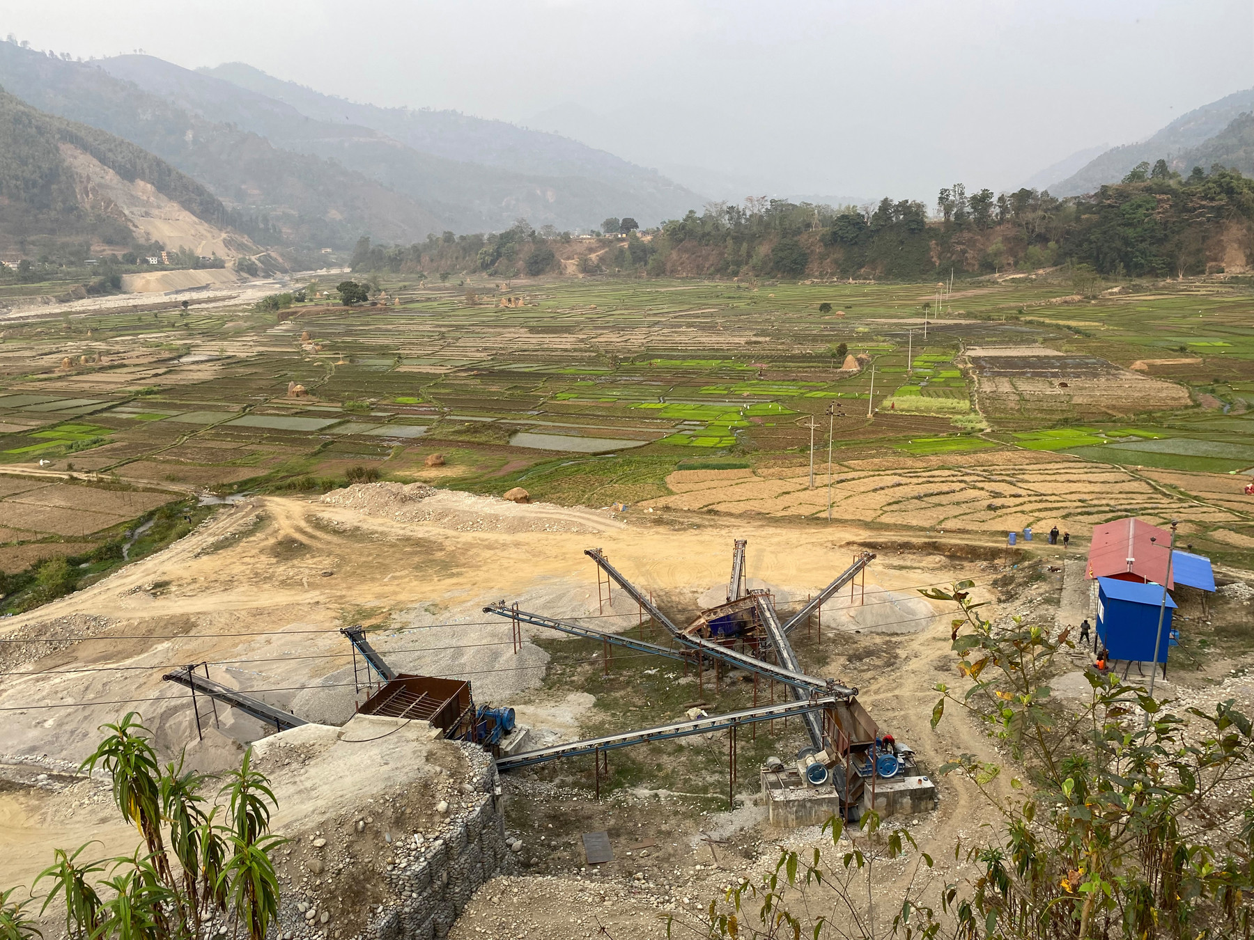 खेतीयोग्य उर्बर भूमिमा क्रसर उद्योग
