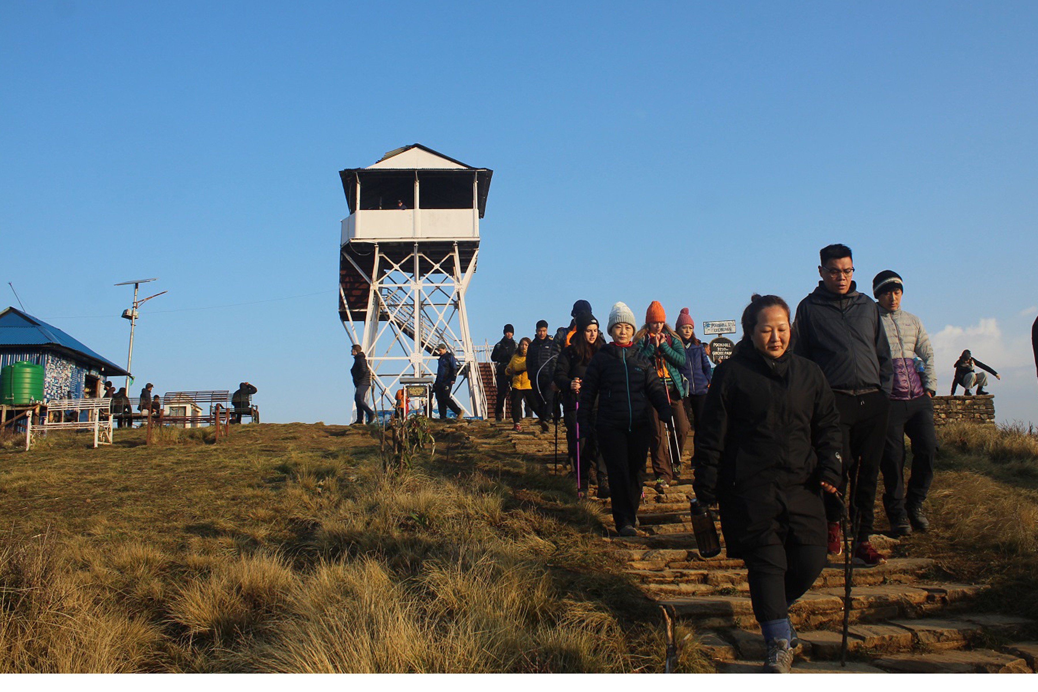 पुनहिलबाट फर्किदै पर्यटक