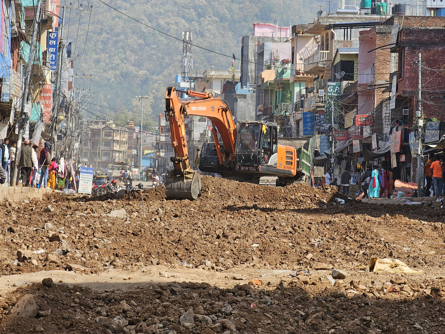 सडक स्तरोन्नति गरिँदै