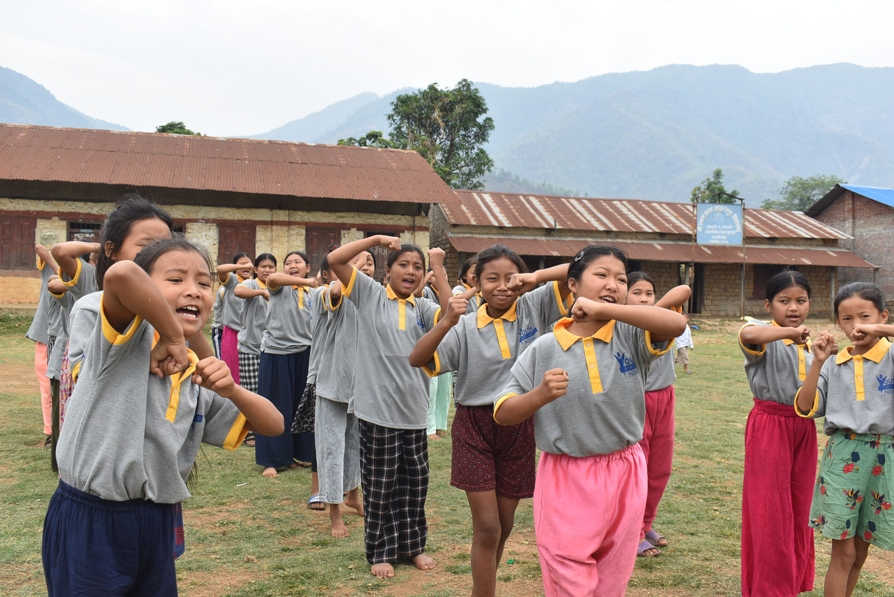 आत्मरक्षा तालिम लिँदै किशोरी