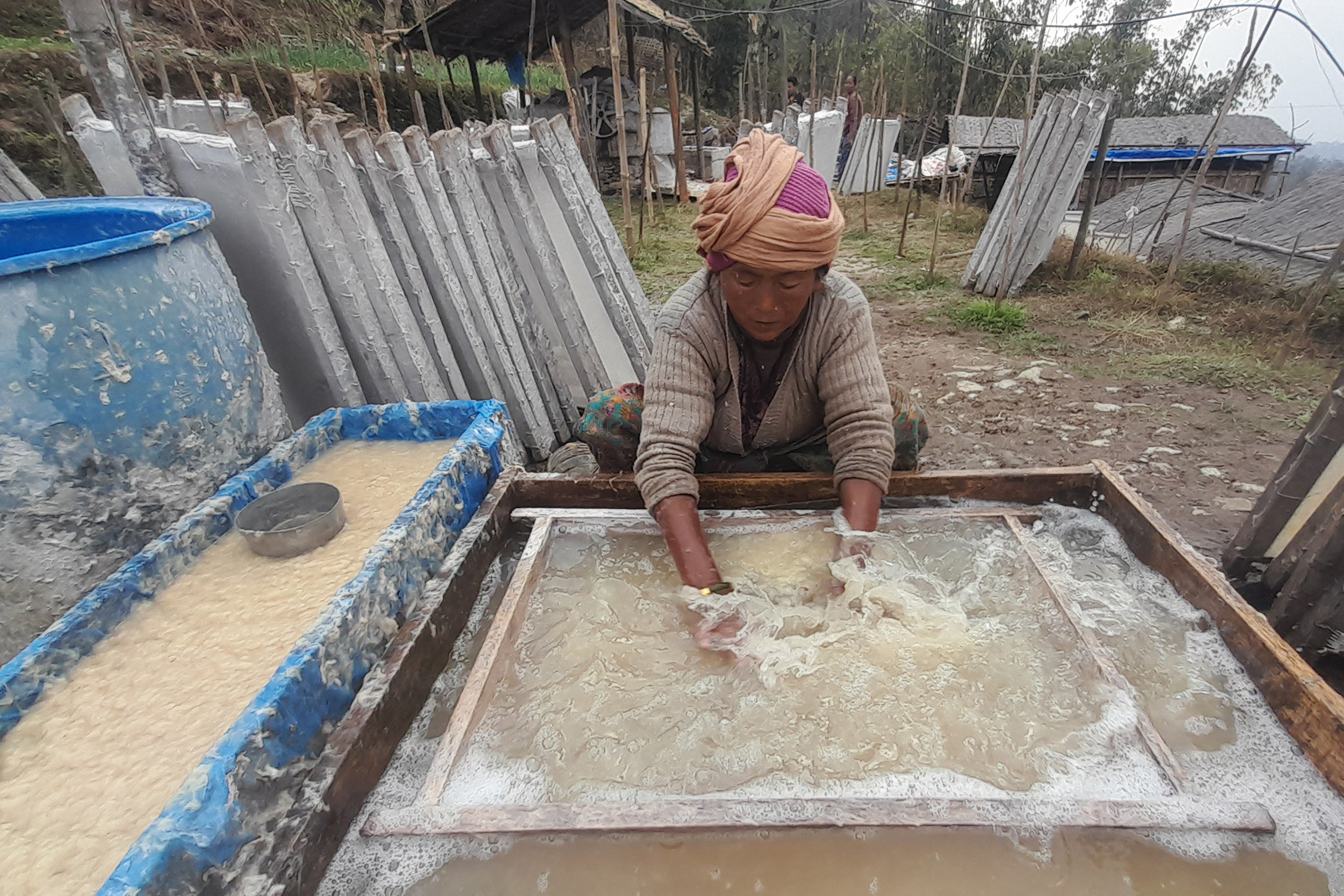 हाते कागज बनाउँदै उद्यमी