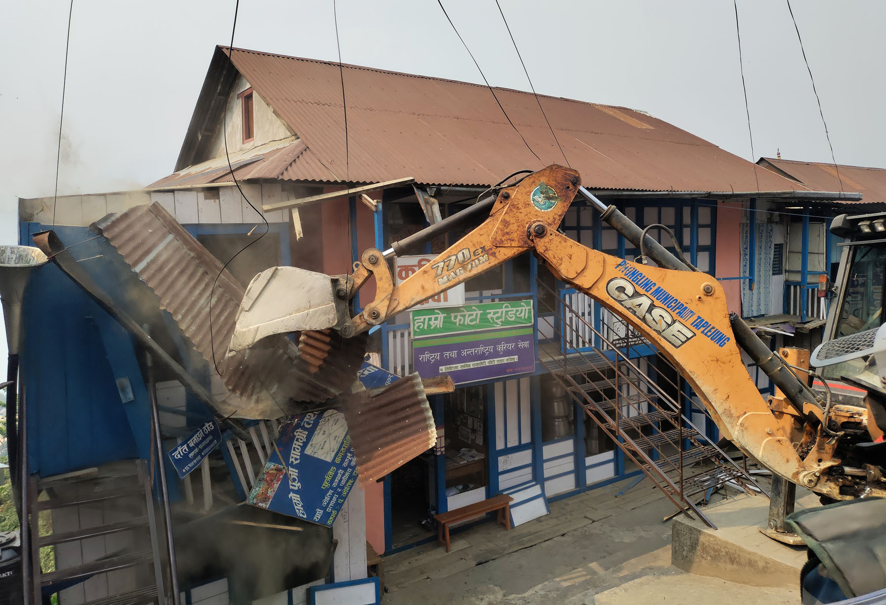 सडकको क्षेत्राधिकारभित्रका संरचना भत्काइँदै