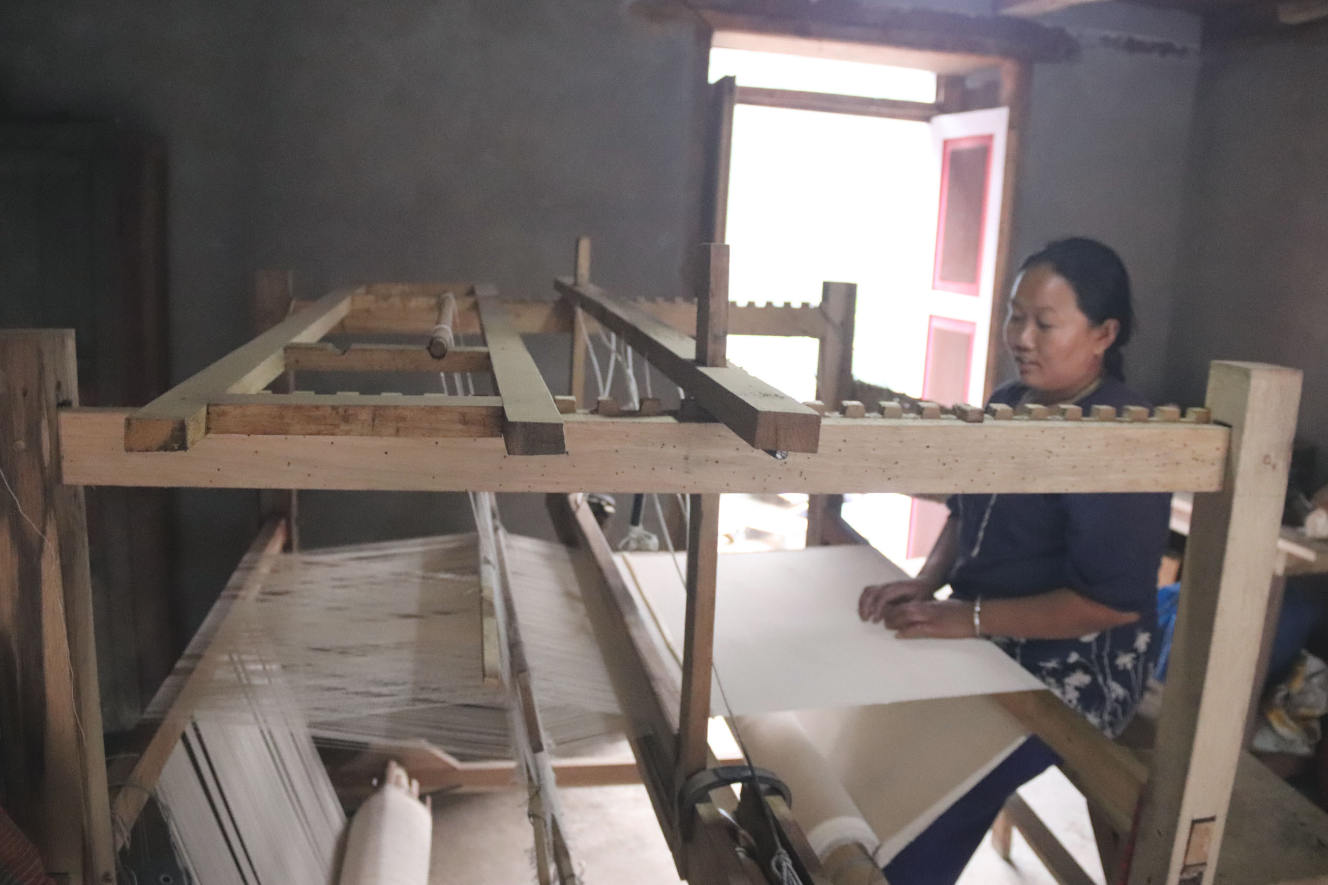 अल्लोको कपडा बुन्दै