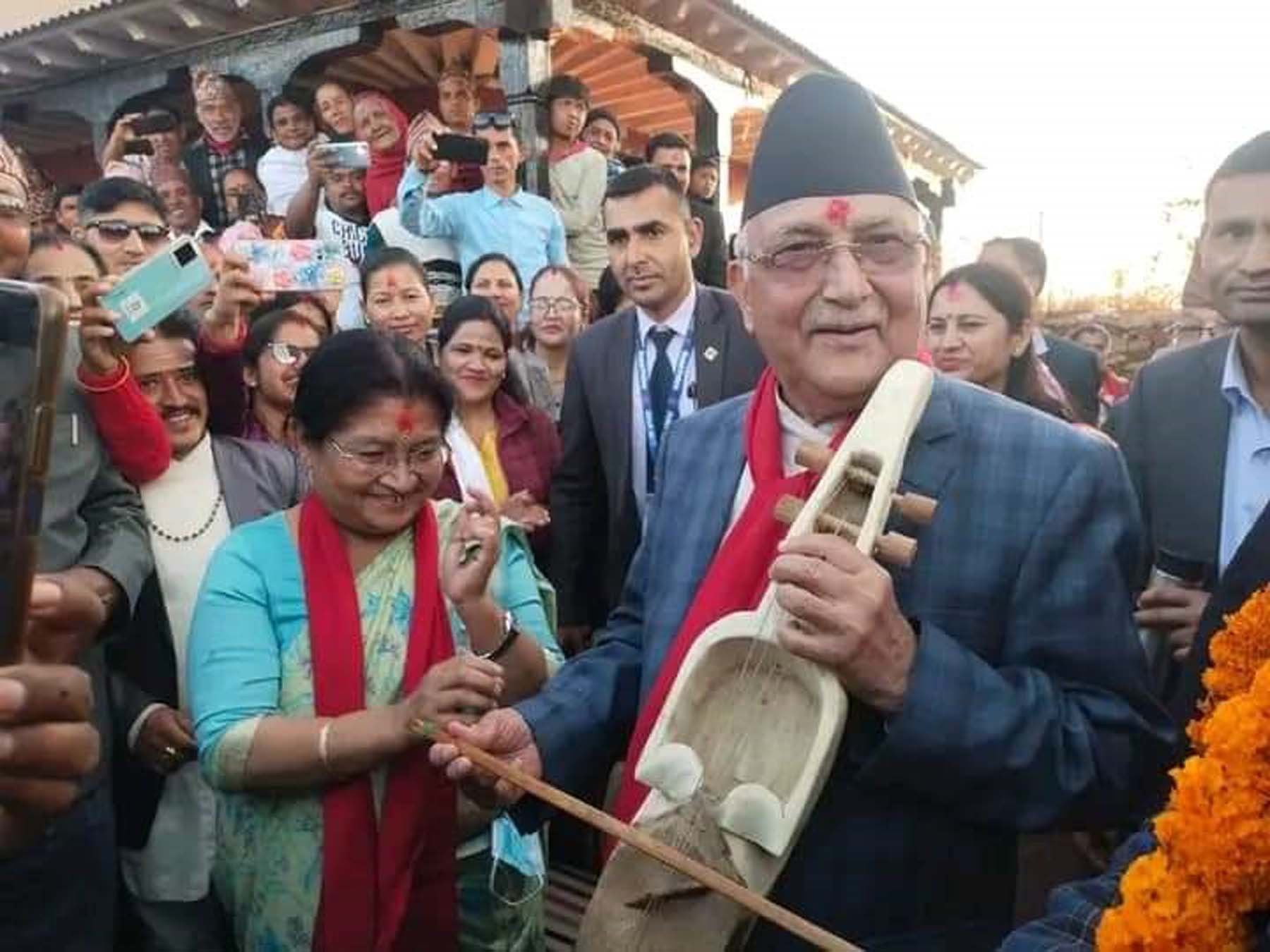 सारङ्गी रेट्दै एमालेका अध्यक्ष ओली