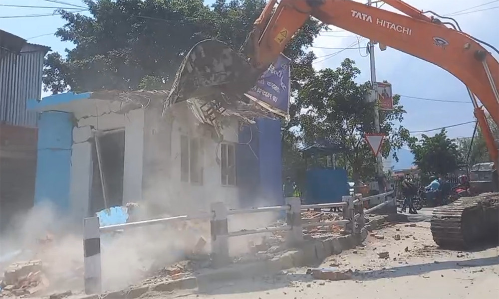 महानगरले भत्कायो पुरानो बसपार्कमा रहेको प्रहरी बिट