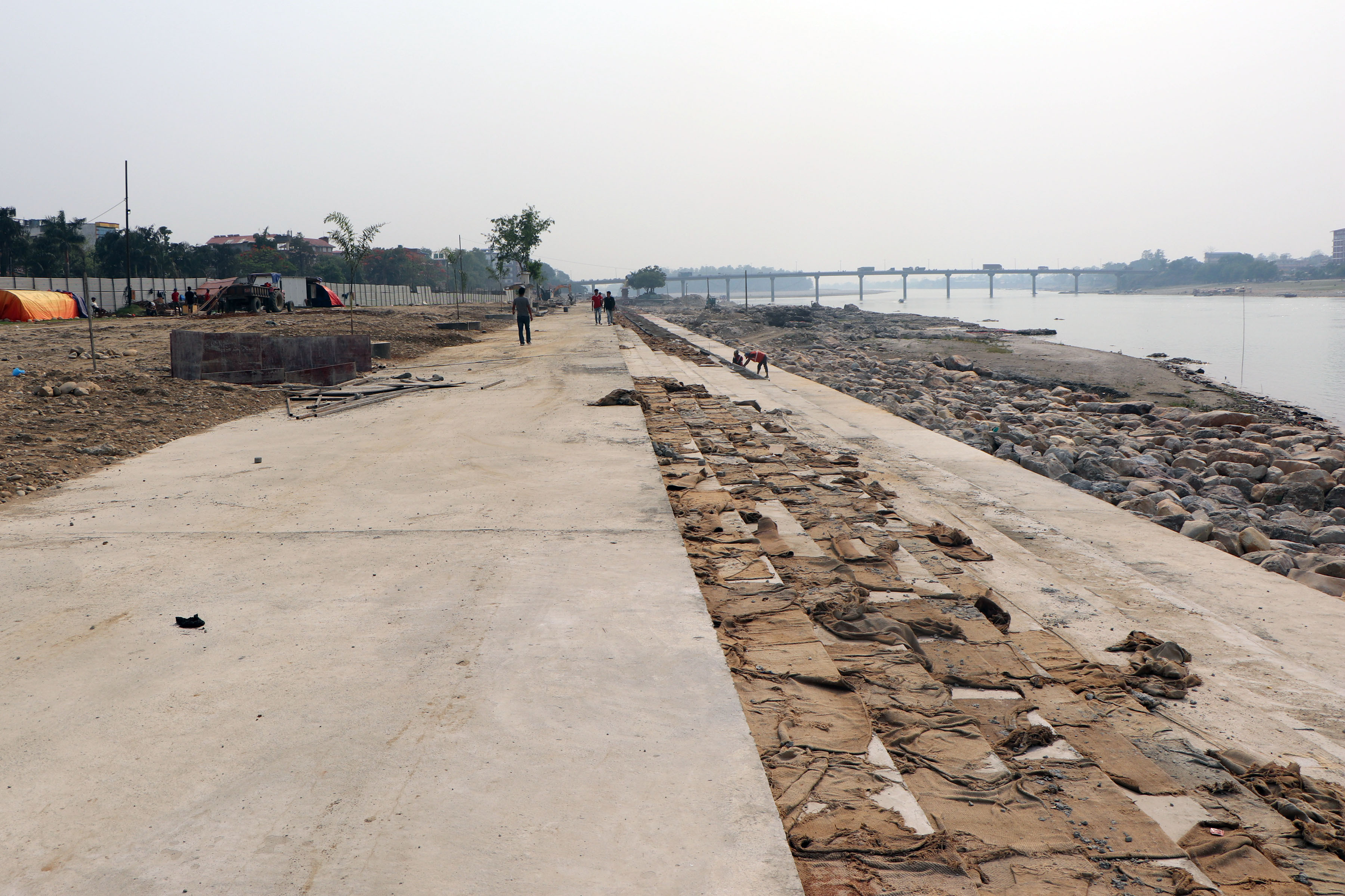 निर्माणाधीन सी बीच तटबन्ध