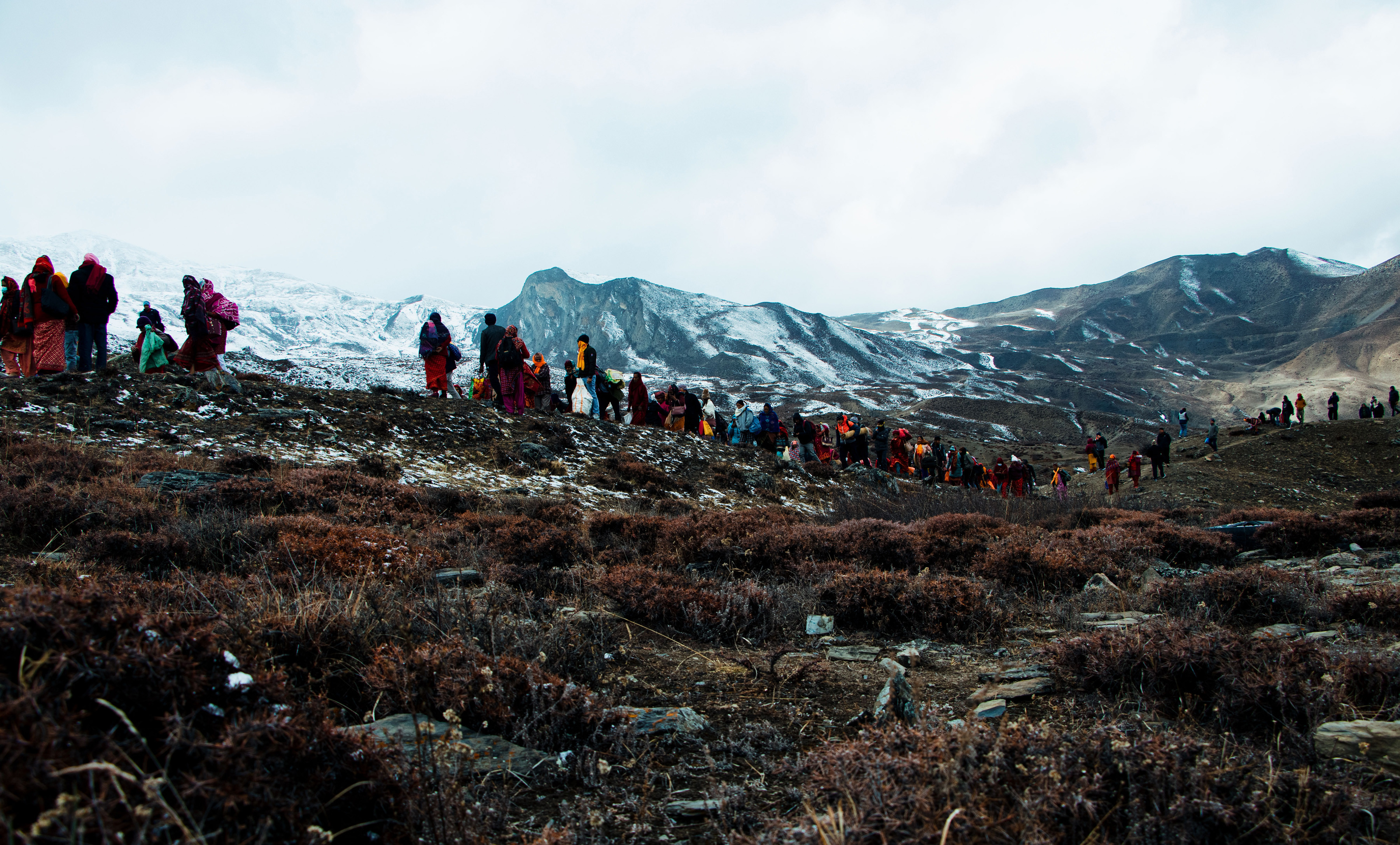 पैदल यात्रा गर्दै भक्तजन