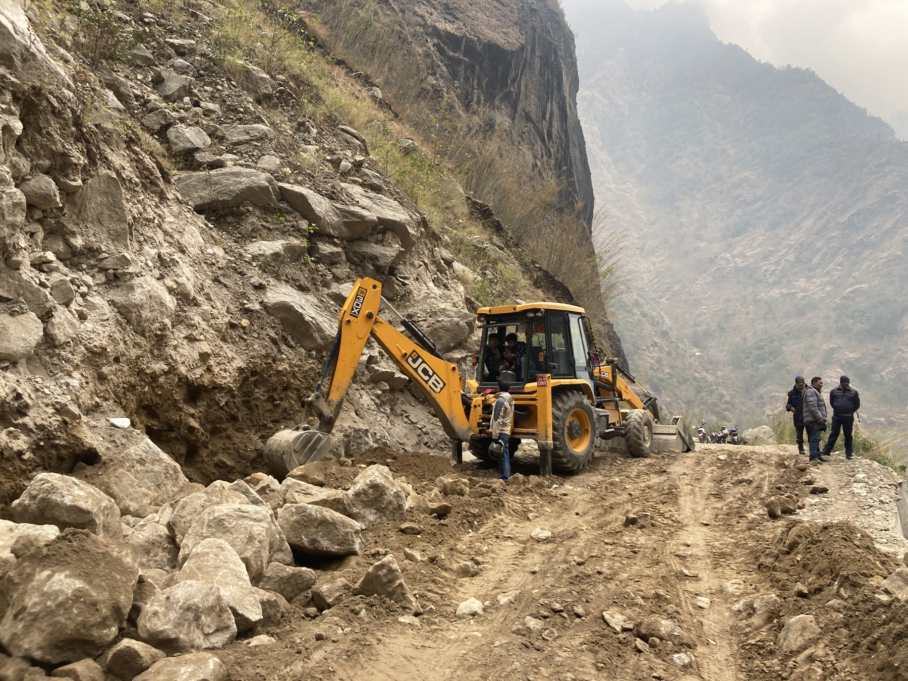सडक स्तरोन्नतिको काम गरिँदै