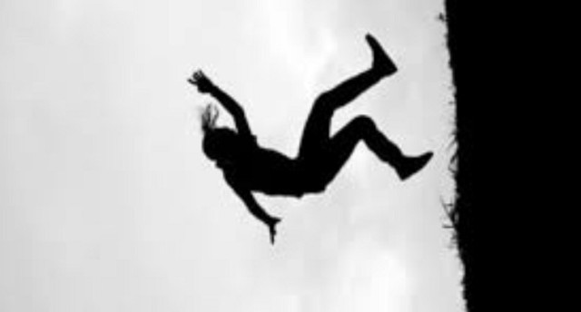 तस्बिर खिच्ने क्रममा भीरबाट लडेर किशोरीको मृत्यु