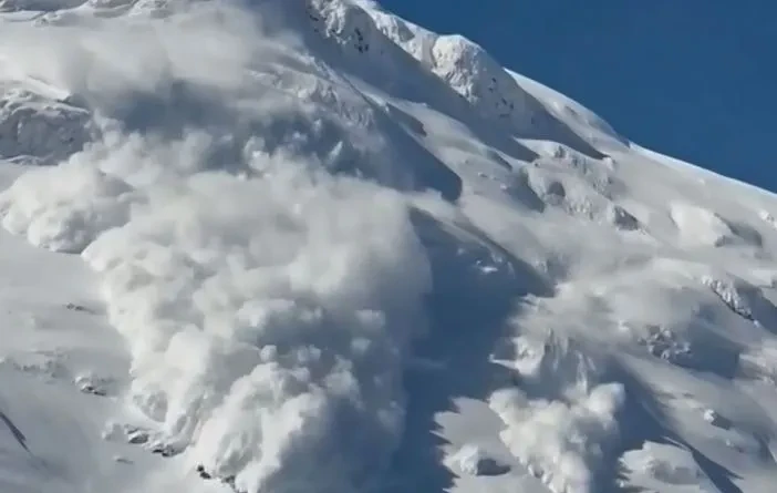 फ्रान्समा हिमपहिरोमा परी चार जनाको मृत्यु