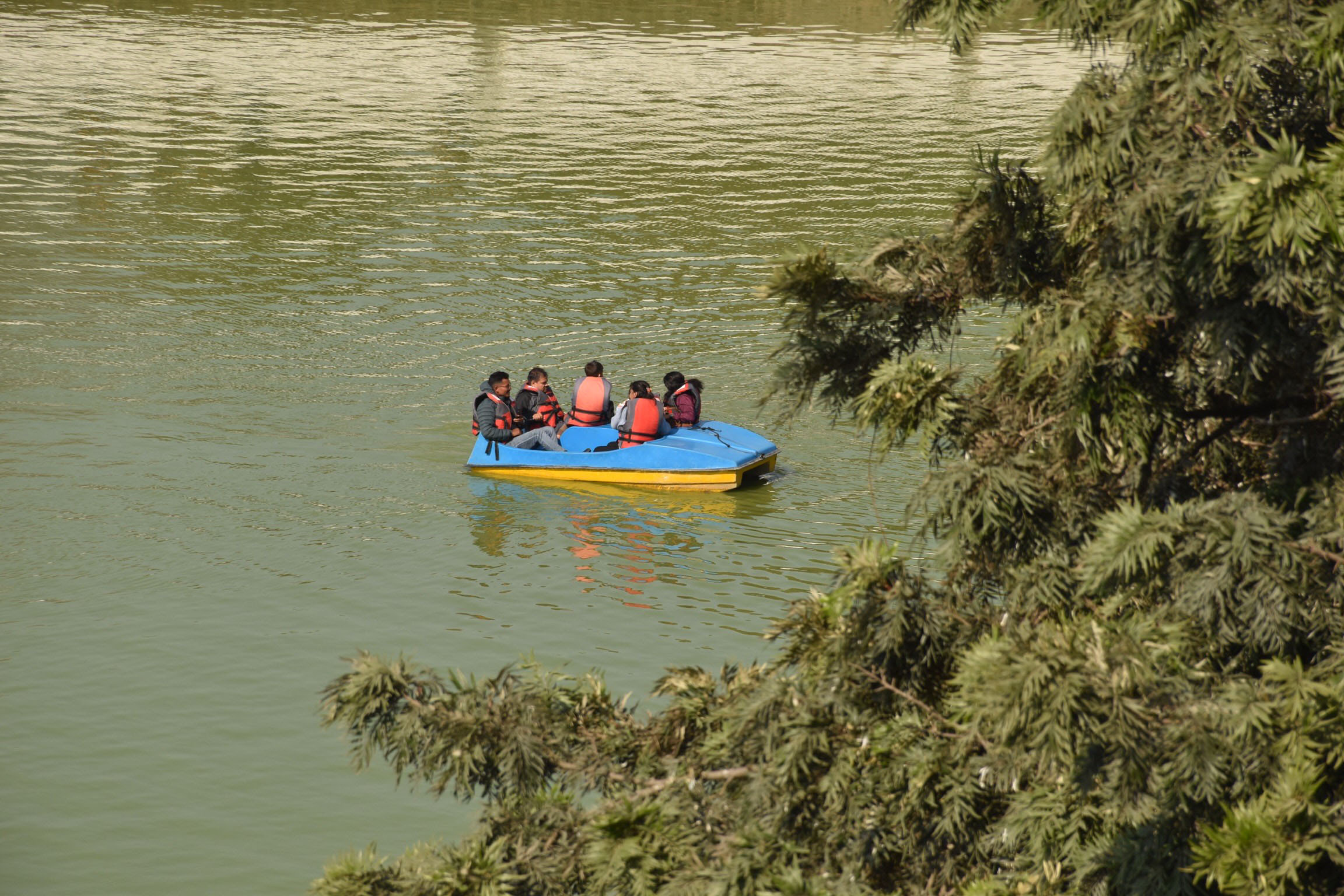 बोटिङमा रमाउँदै सर्वसाधारण