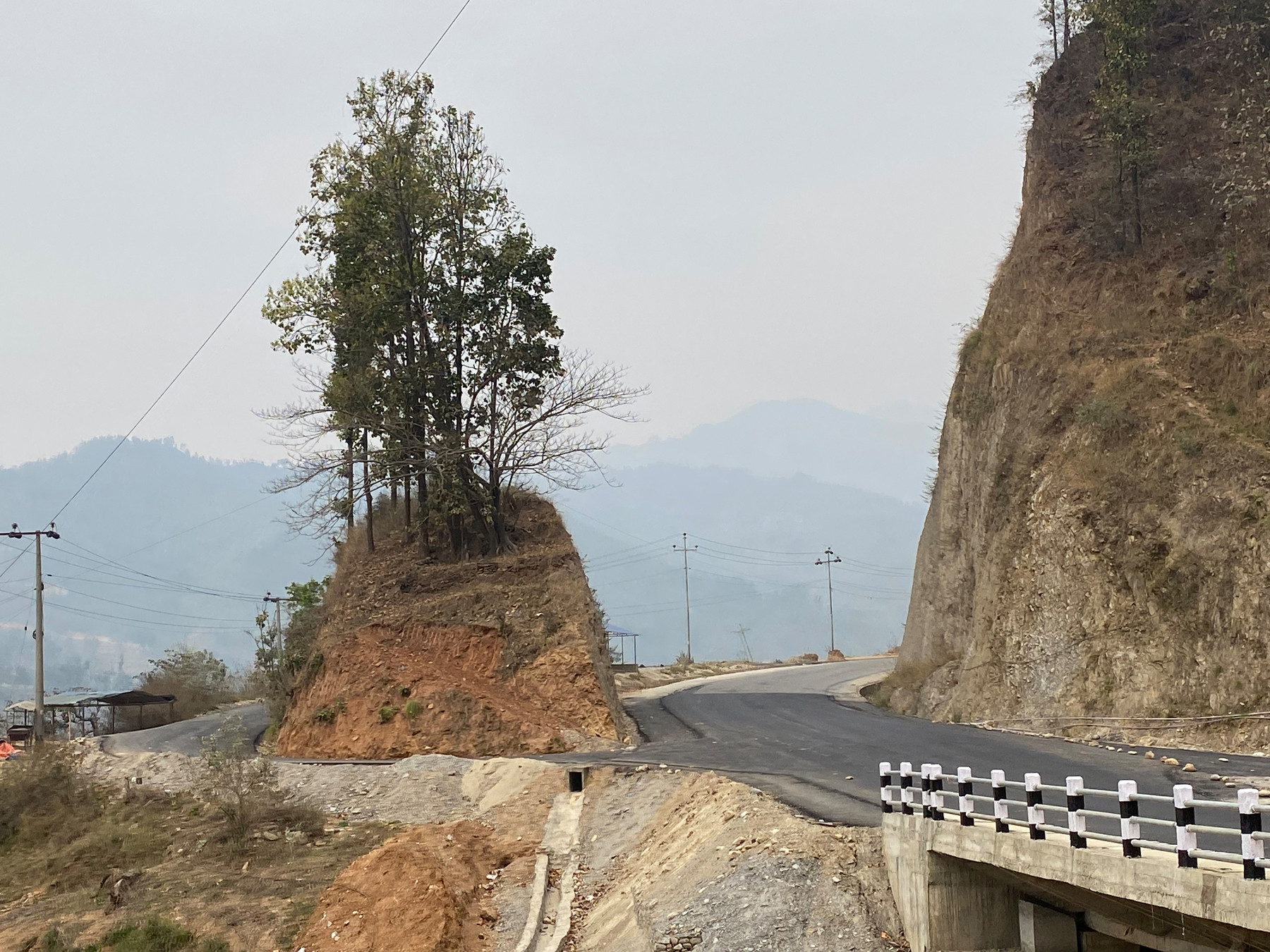 पहाड काटेर सडक निर्माण