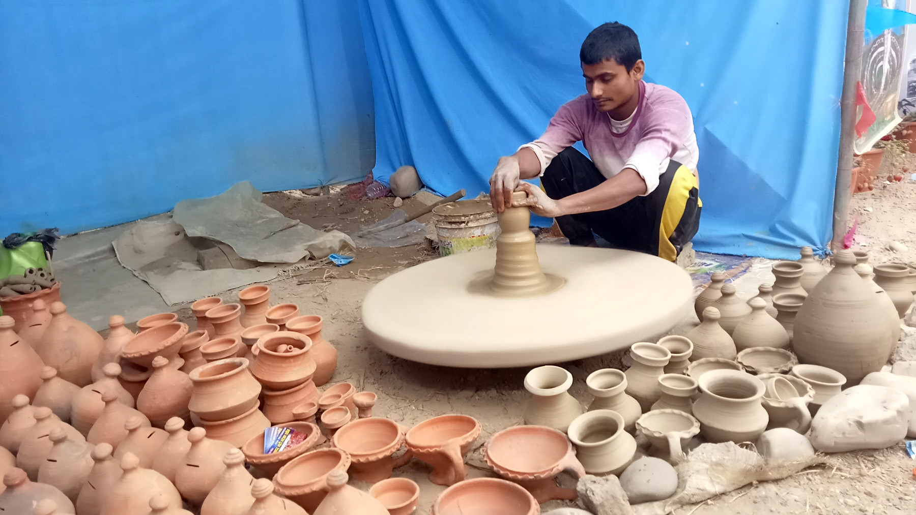 माटोका भाँडा बनाउँदै