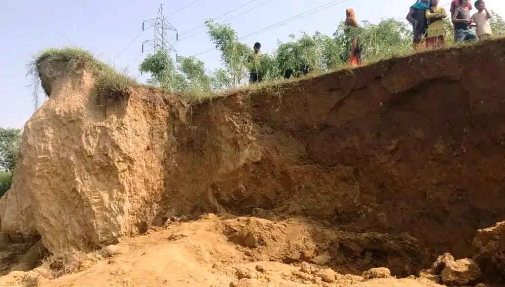 बालुवाको ढिस्कोमा पुरिएर एकको मृत्यु, दुई घाइते