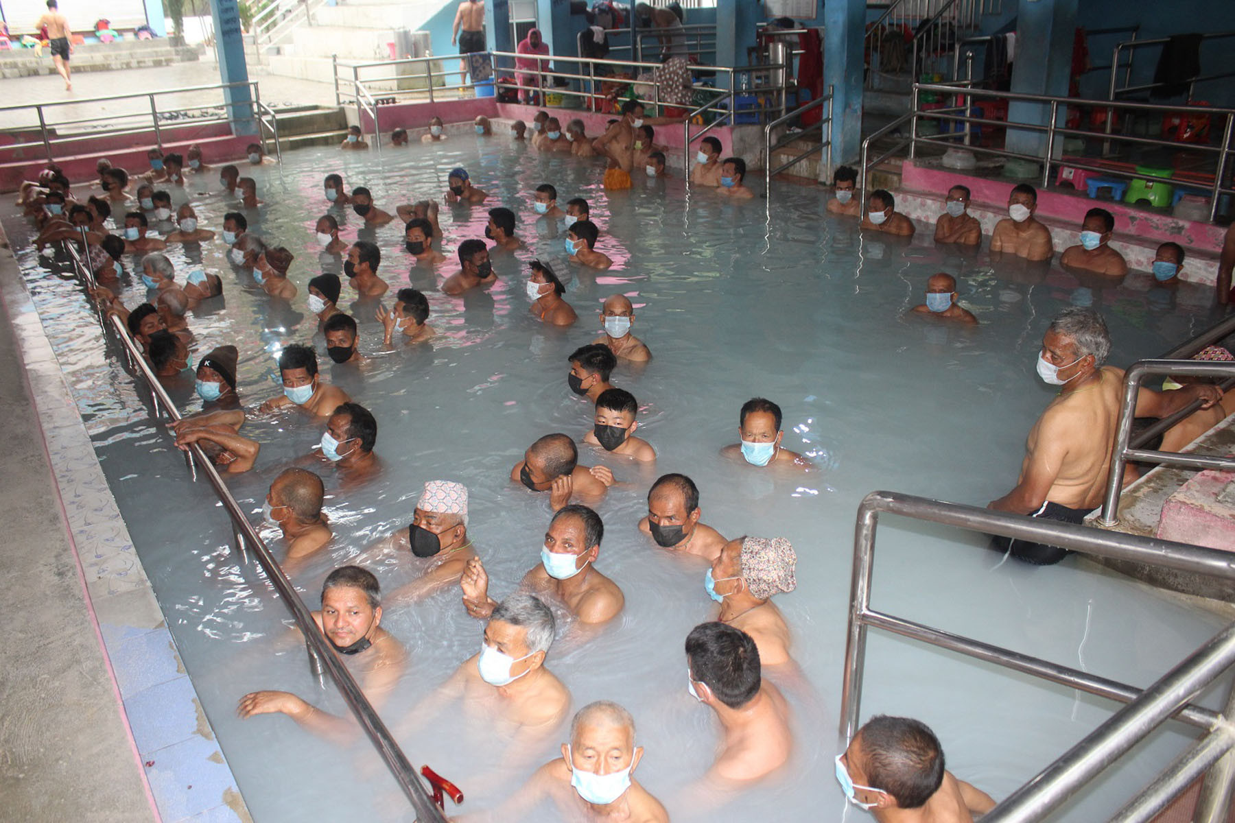 तातोपानी कुण्डमा स्नान