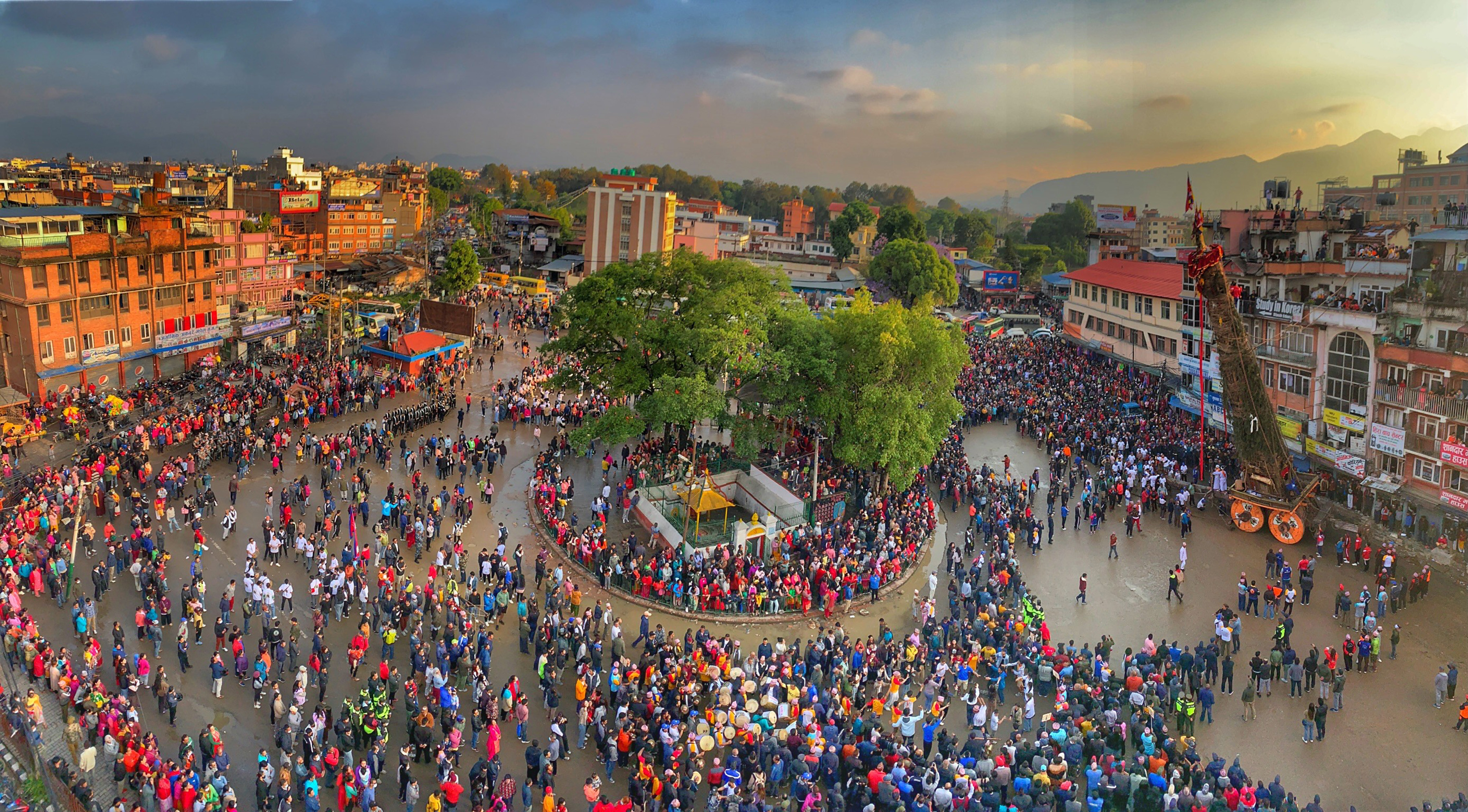 मच्छिन्द्रनाथको रथ परिक्रमा गराइँदै