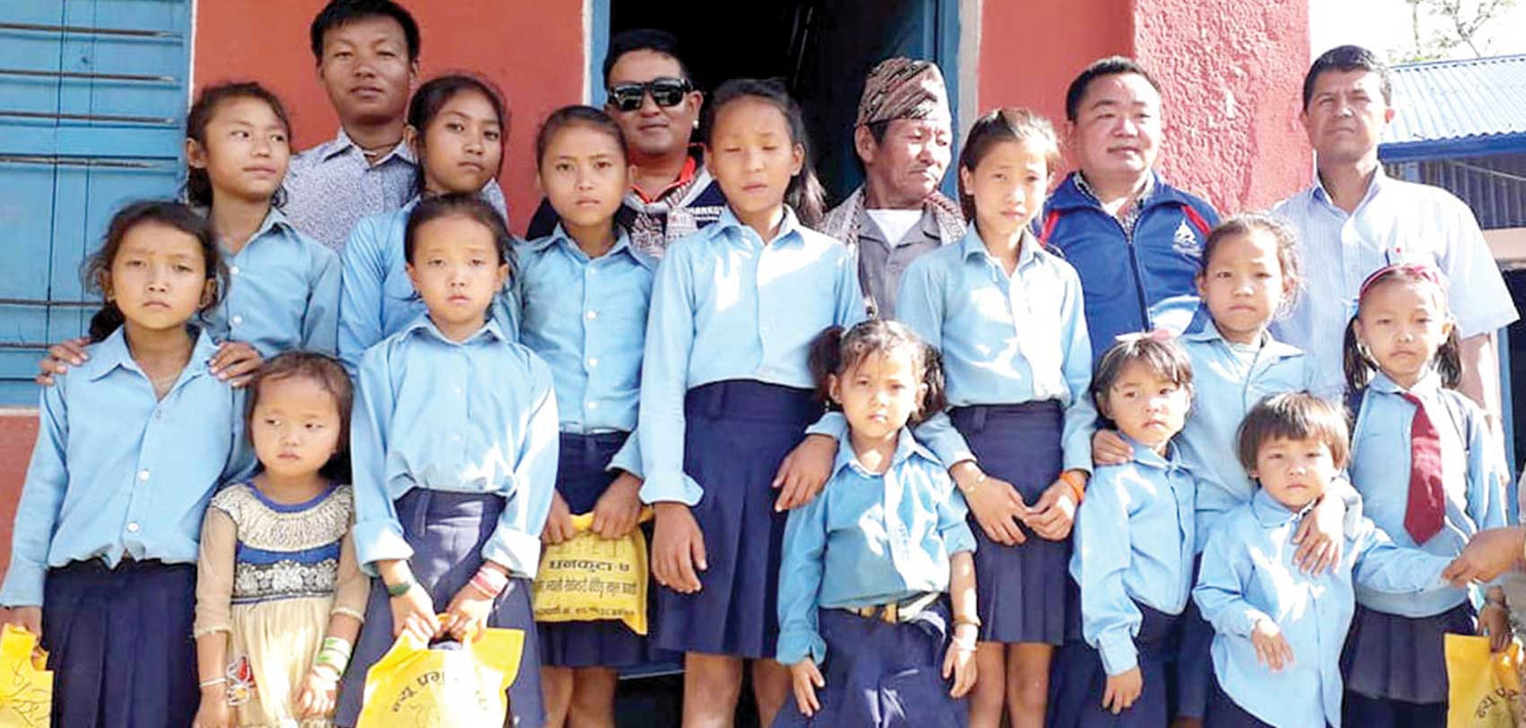 विद्यालयका छात्रछात्रालाई पोसाक वितरण