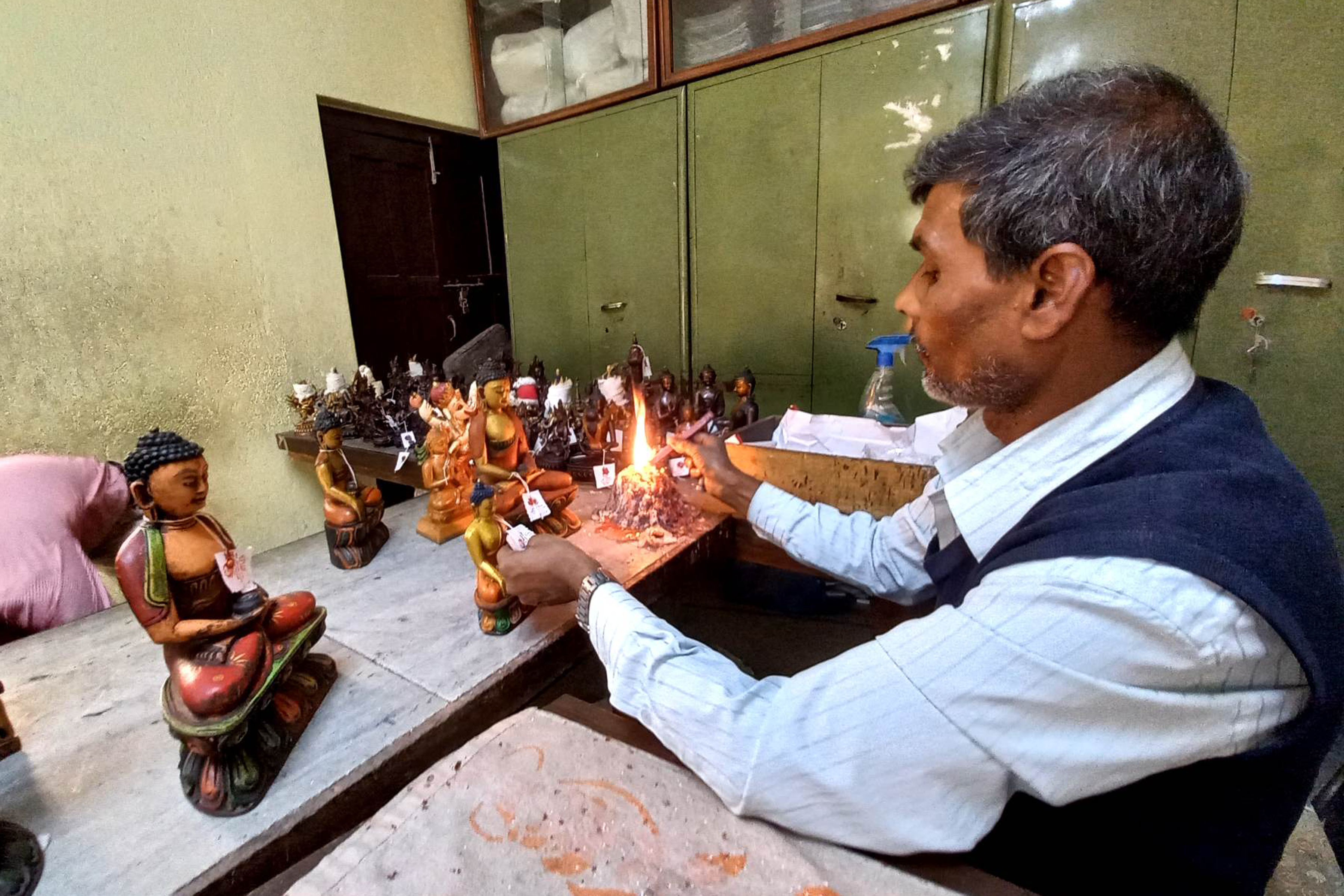 निर्यात गरिने मूर्तिमा छाप लगाइँदै