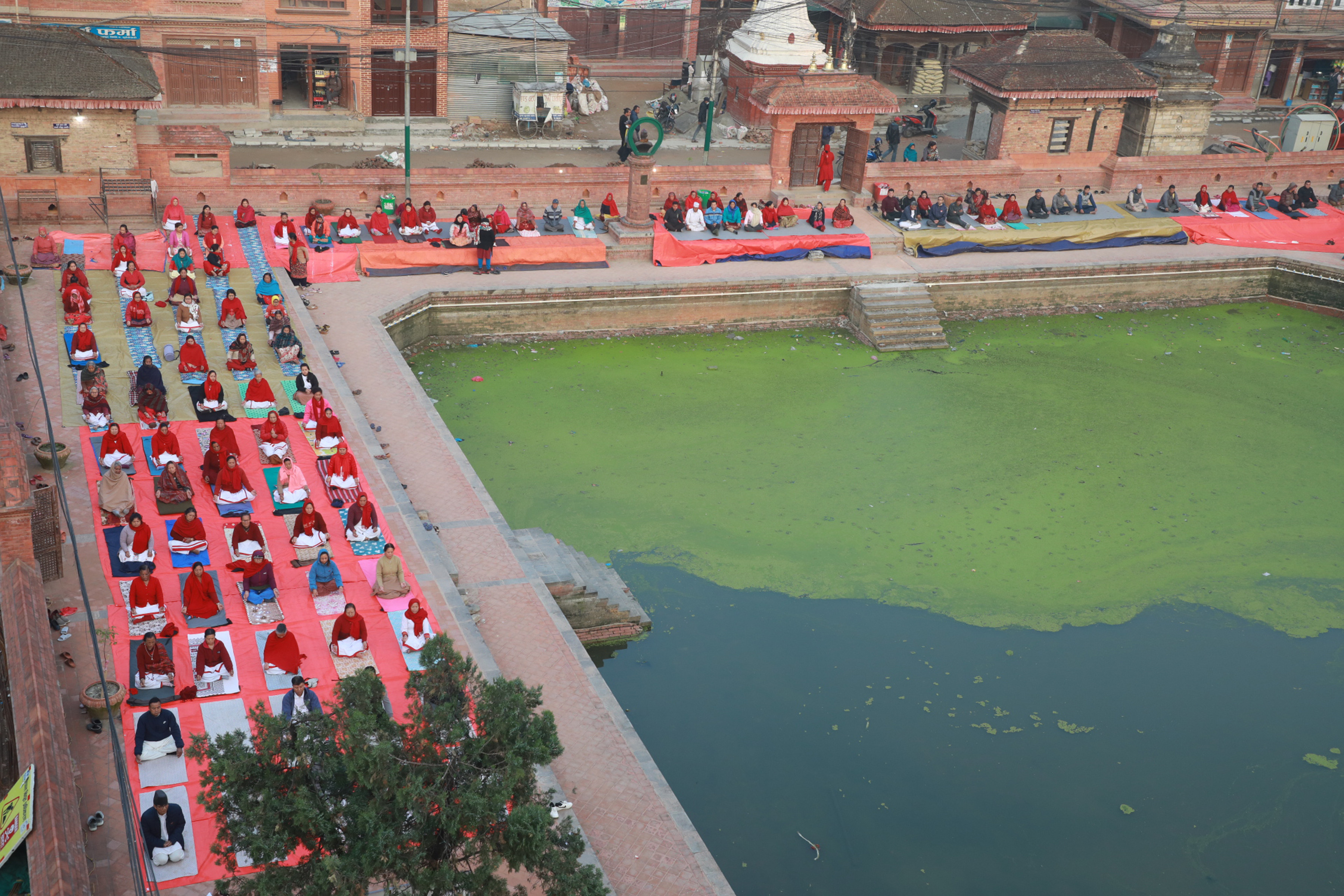 योग गर्दै स्थानीय