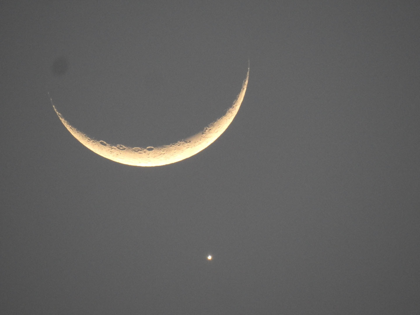 अर्धाकार चन्द्रमाको दृश्य