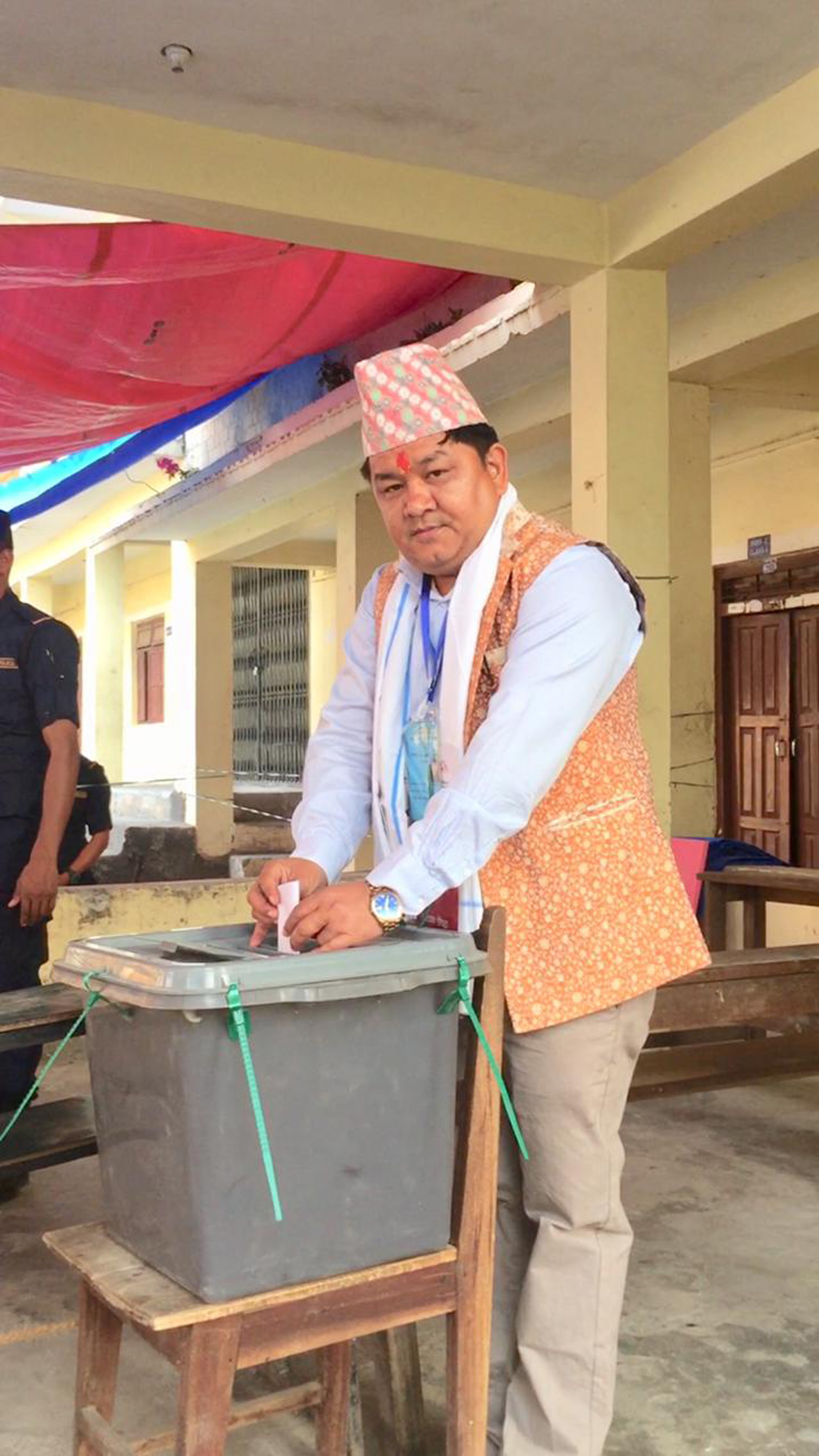 मतदान गर्दै उम्मेदवार श्रेष्ठ