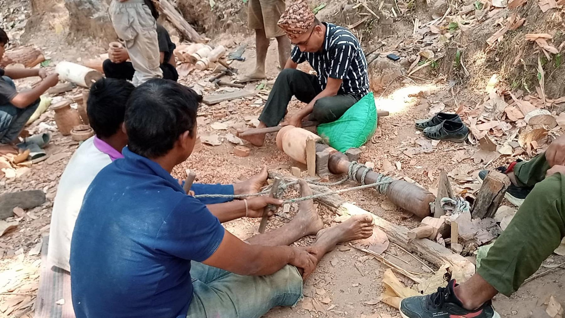 काठका सामग्री बनाउने सीप सिक्दै