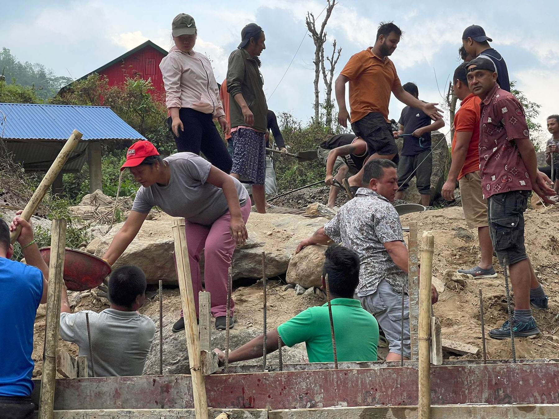 घाट निर्माणमा जुट्दै स्थानीय