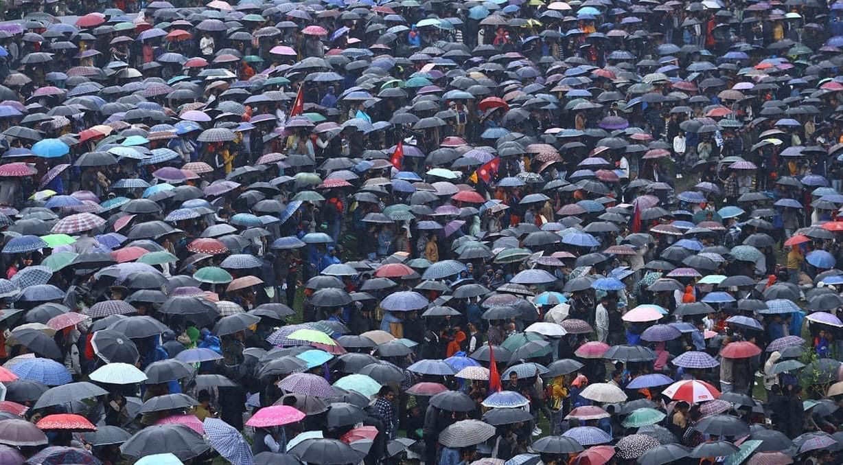 वर्षाका कारण खेल प्रभावित भएपनि रमाईरहेका दर्शकहरु (फोटोफिचर)