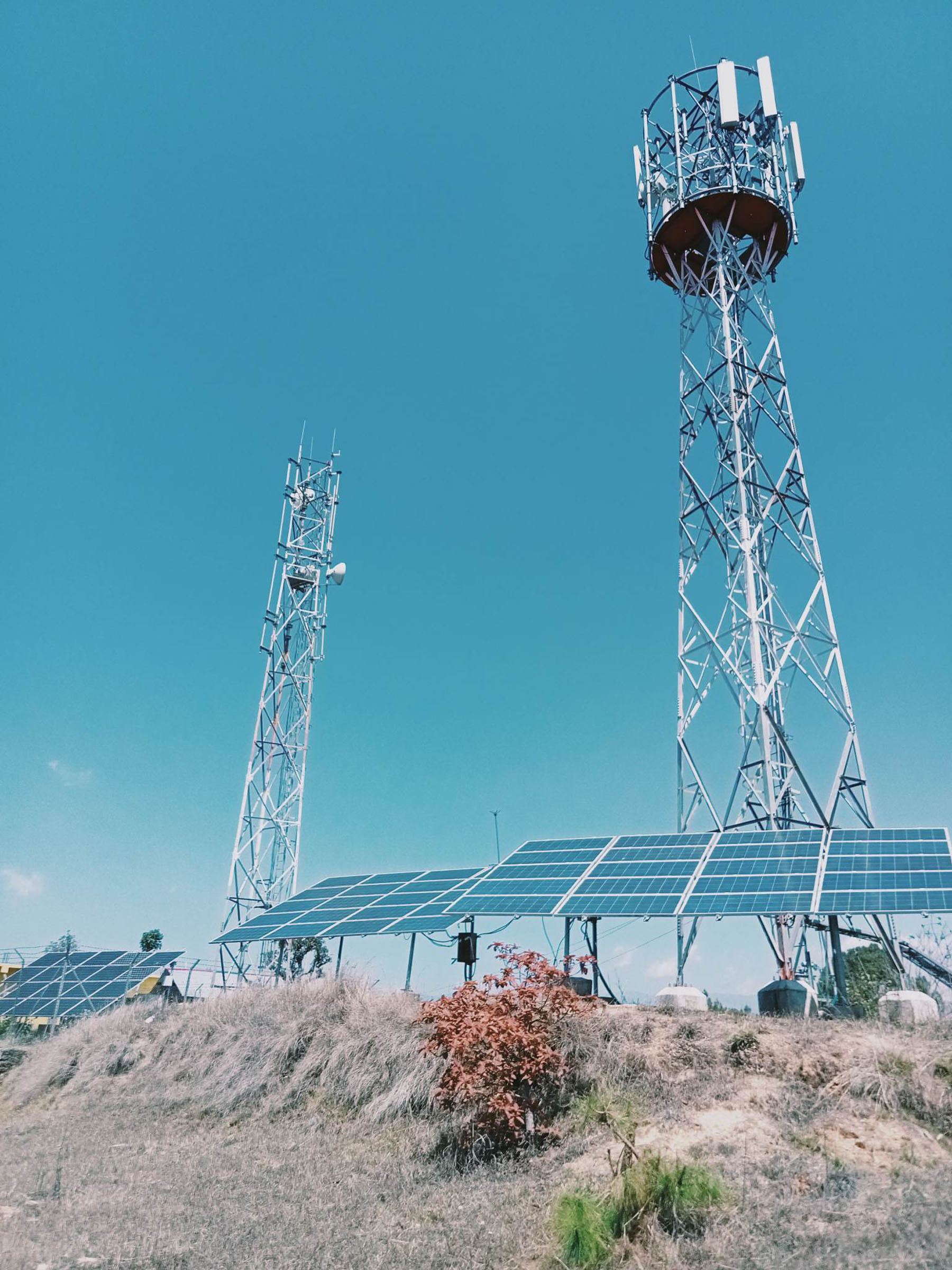 सोलार जडित टेलिफोन टावर