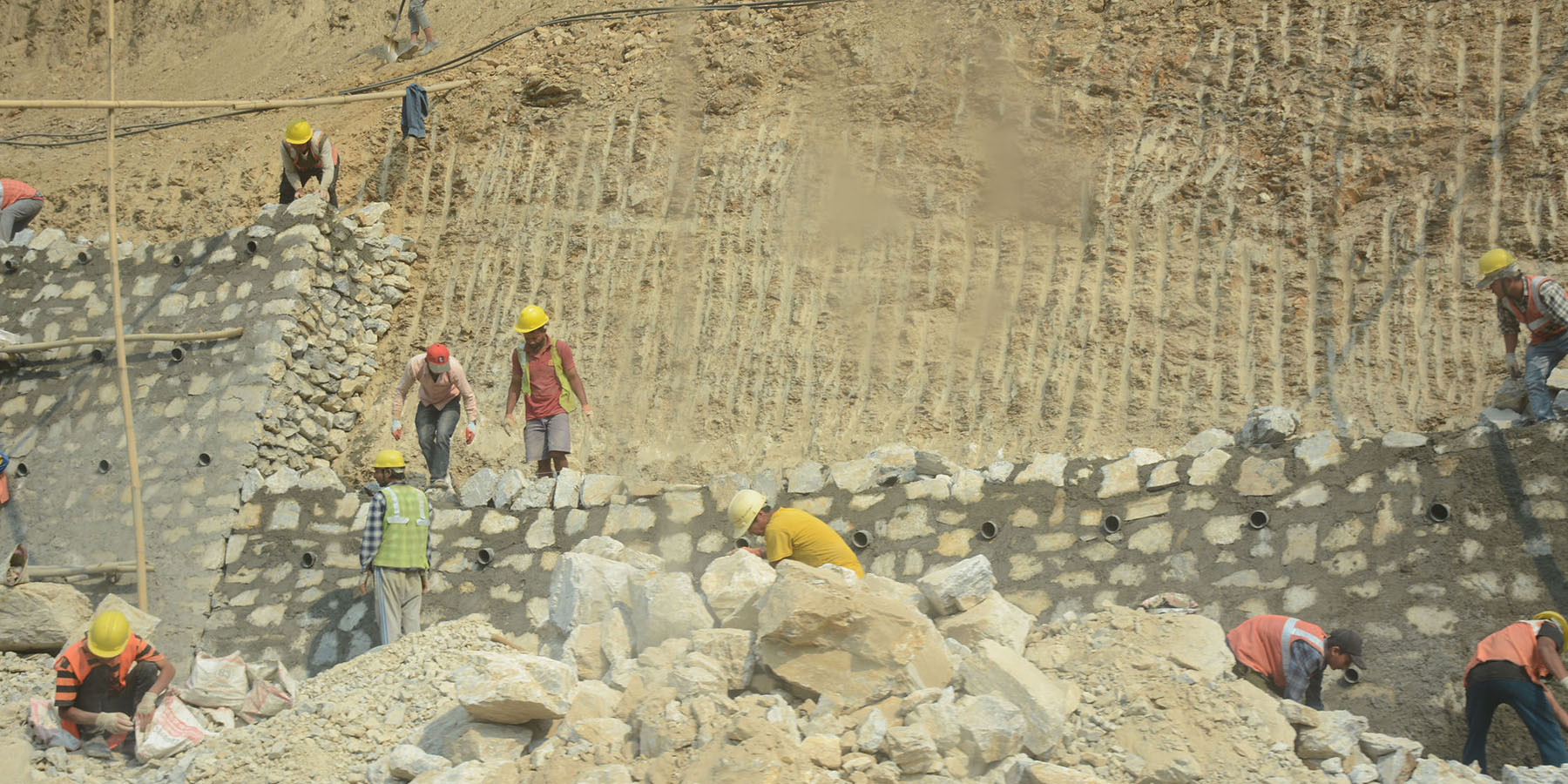 काम गर्दै मजदुर