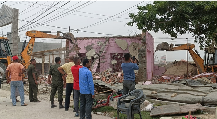 वीरगञ्ज महानगरले चलायो अनधिकृत संरचनामा डोजर