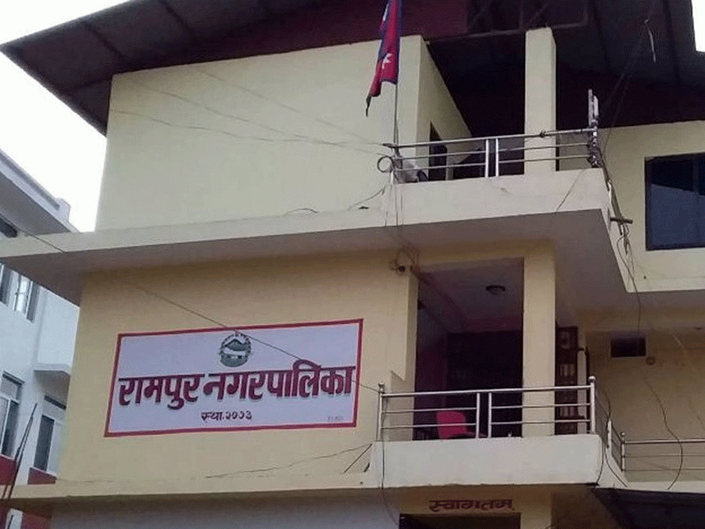 मजदुरको बीमा गर्दै ‘रामपुर नगरपालिका’